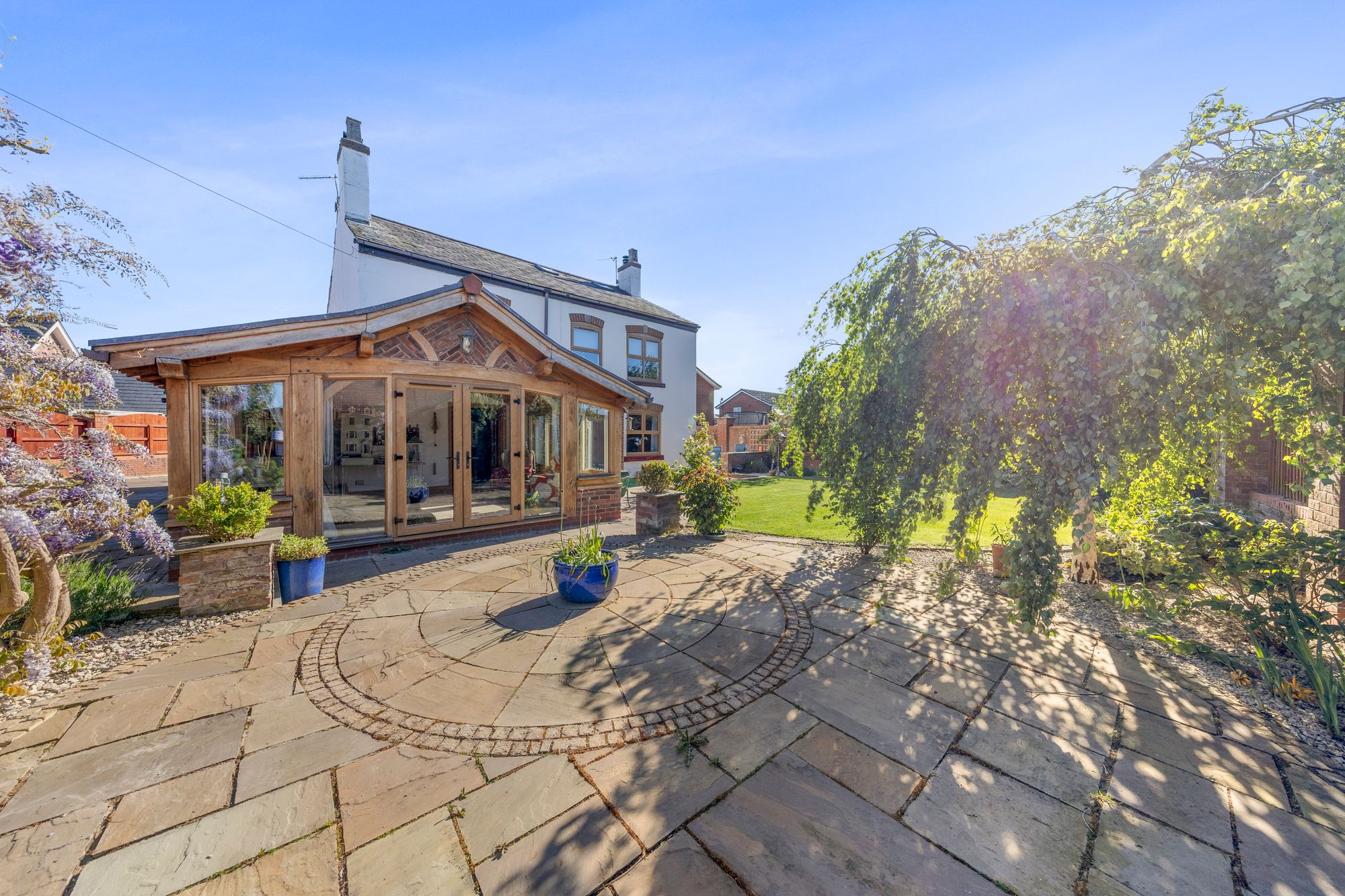 5 bedroom Detached house Under Offer