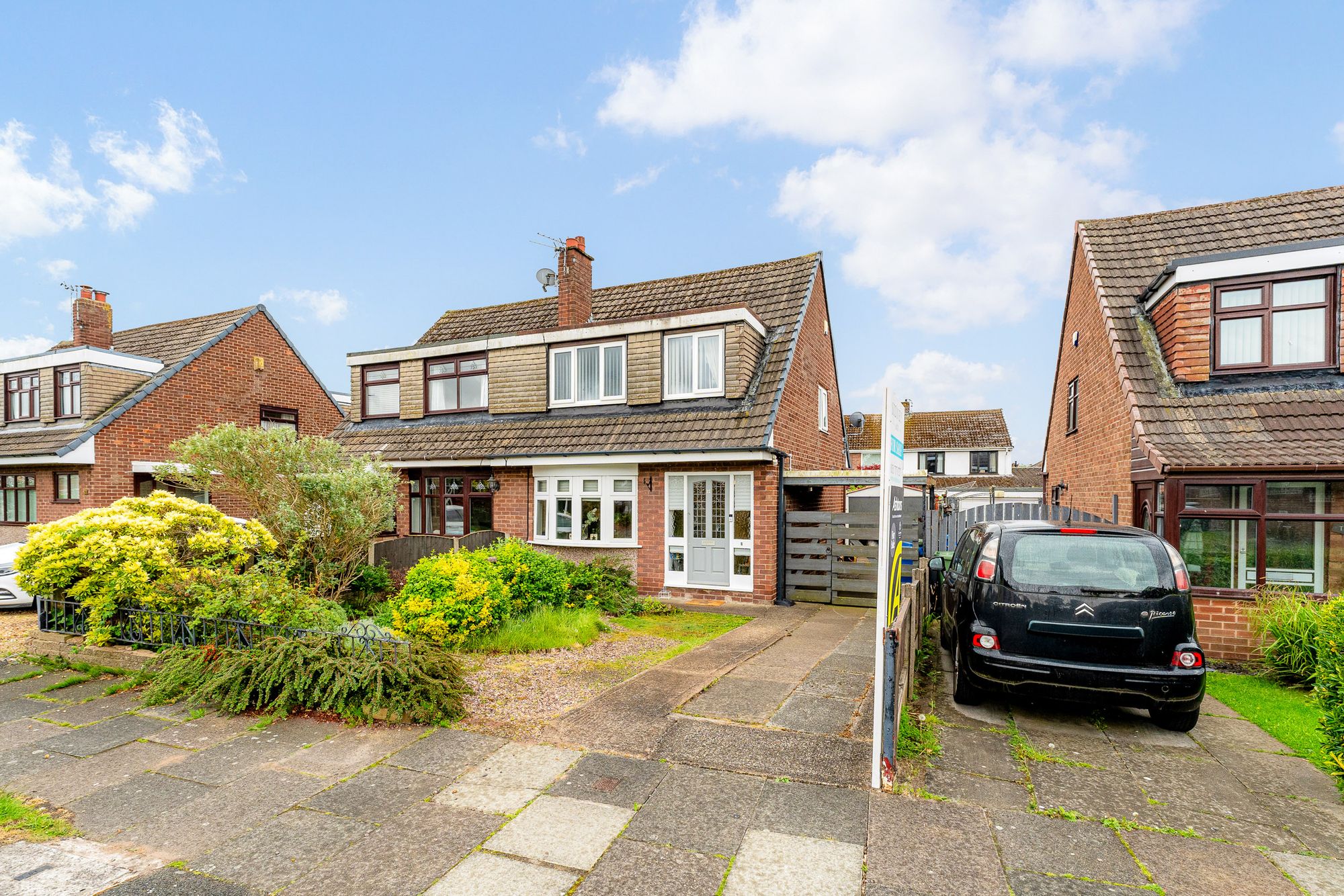 3 bedroom Semi-detached house Under Offer