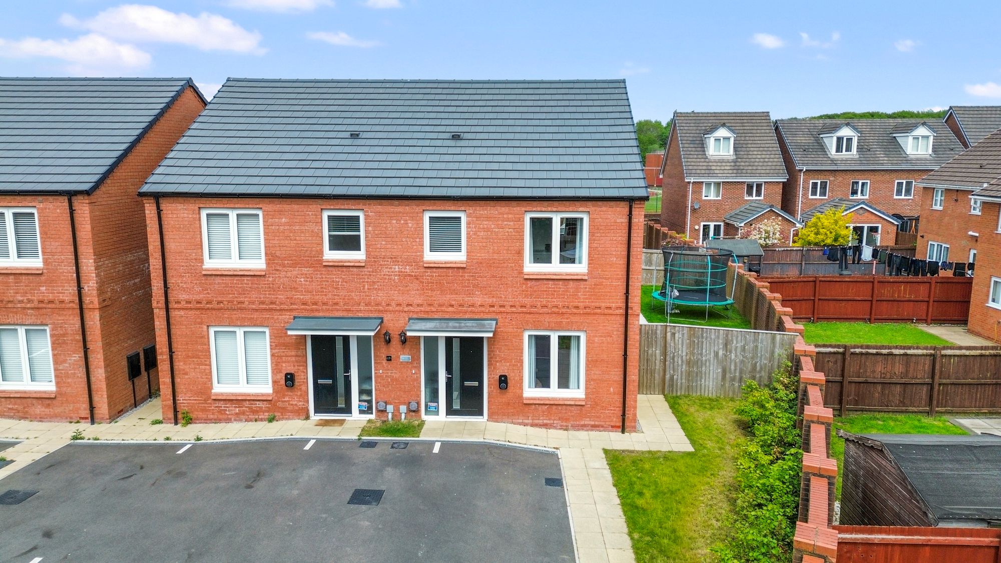 3 bedroom Semi-detached house Under Offer