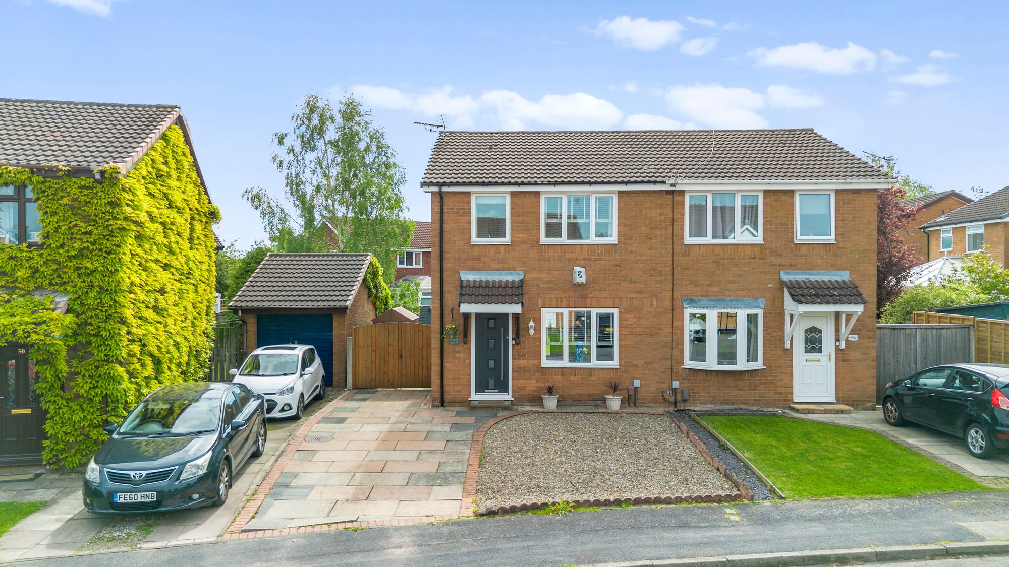3 bedroom Semi-detached house Under Offer