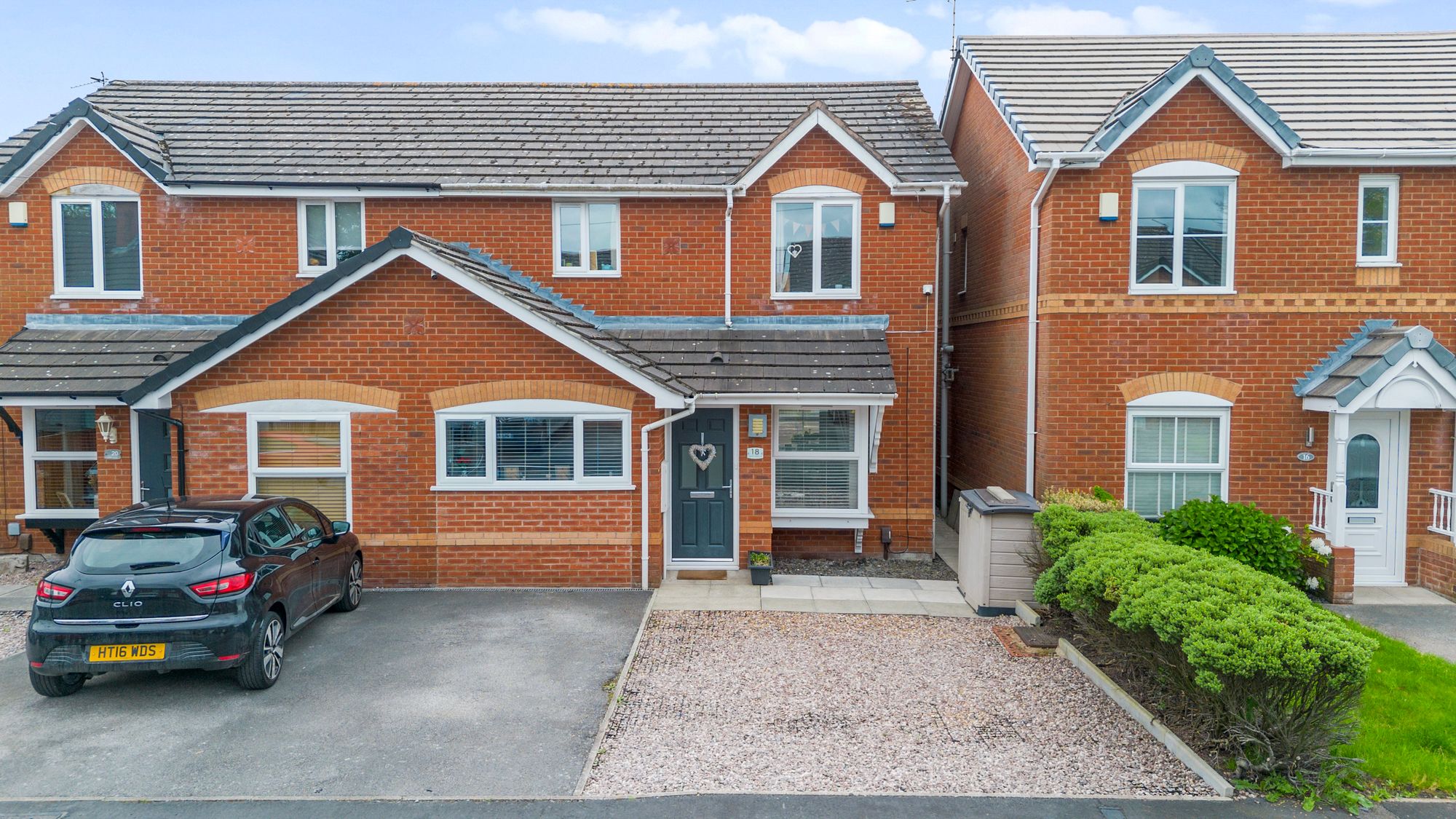 4 bedroom Semi-detached house Under Offer