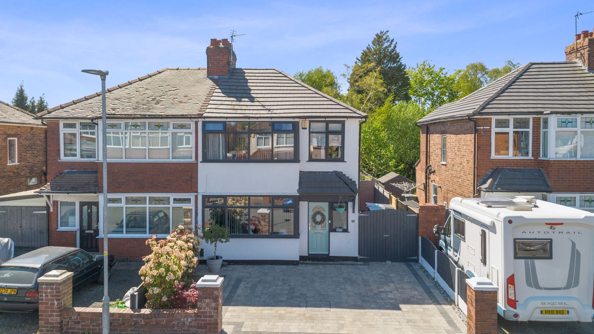 3 bedroom Semi-detached house Under Offer