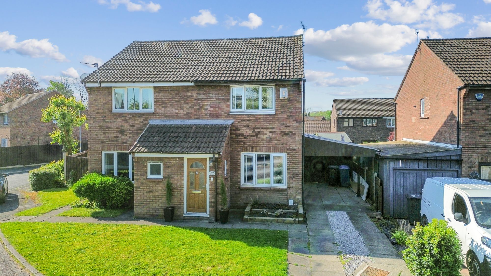2 bedroom Semi-detached house Under Offer