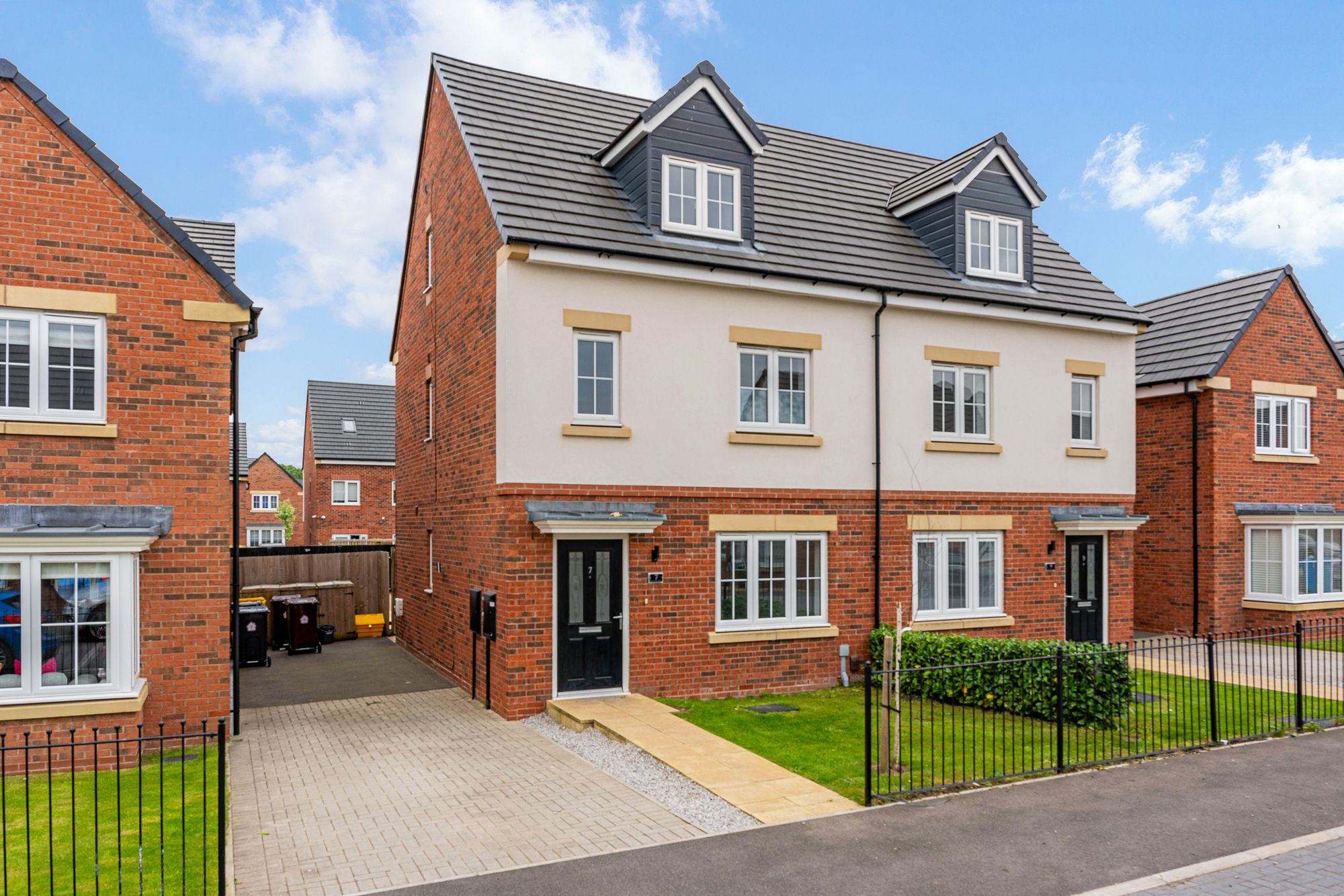4 bedroom Semi-detached house Under Offer