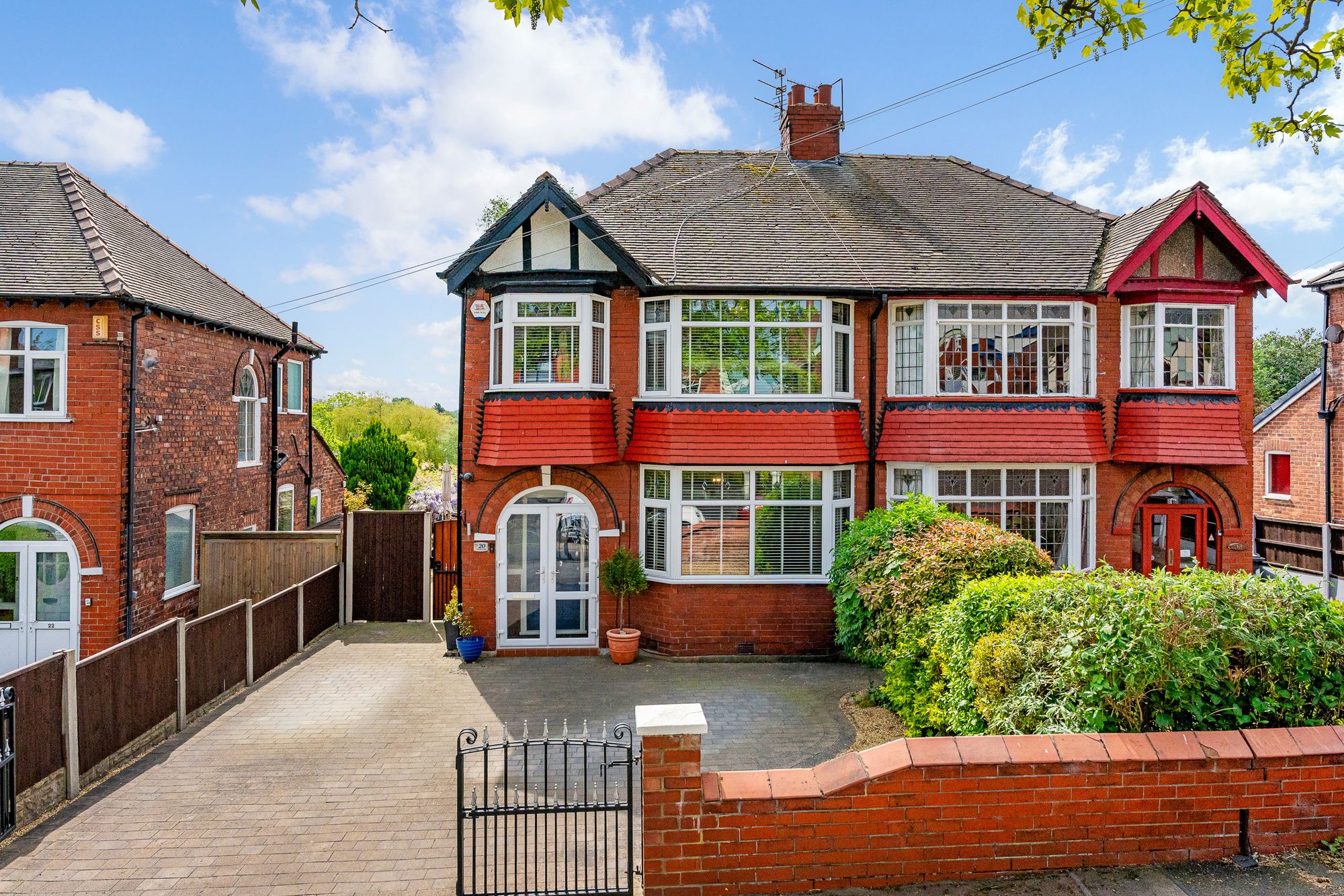 3 bedroom Semi-detached house Under Offer