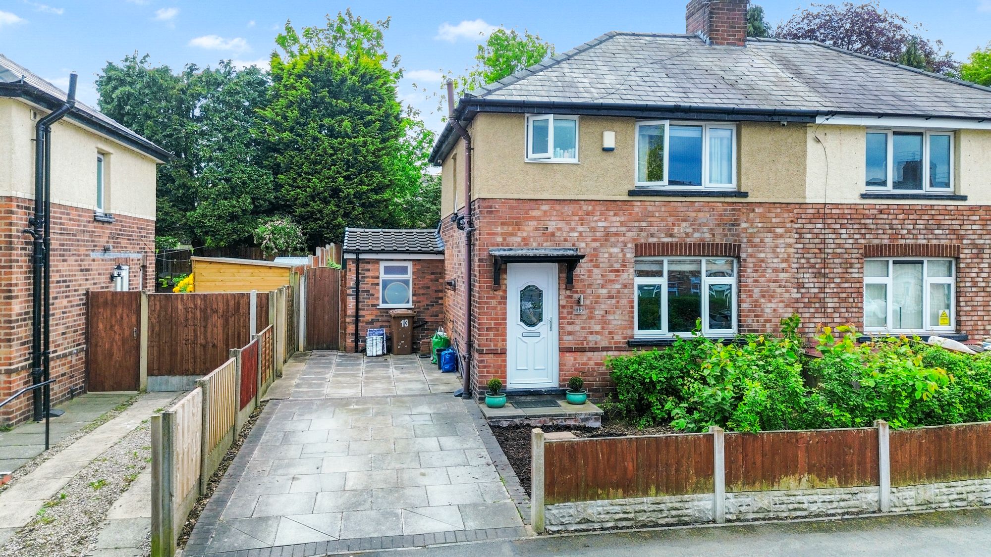 3 bedroom Semi-detached house Under Offer