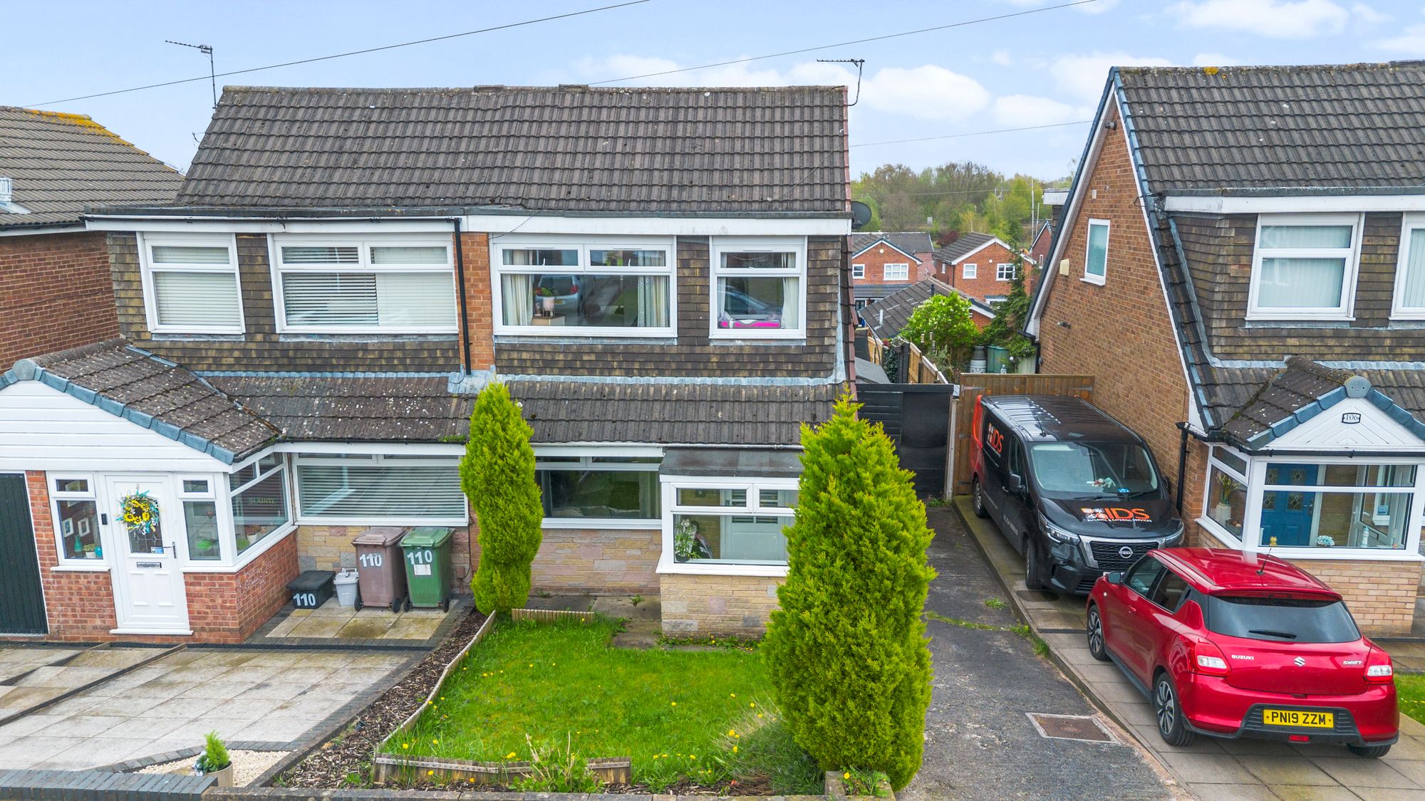 3 bedroom Semi-detached house Under Offer