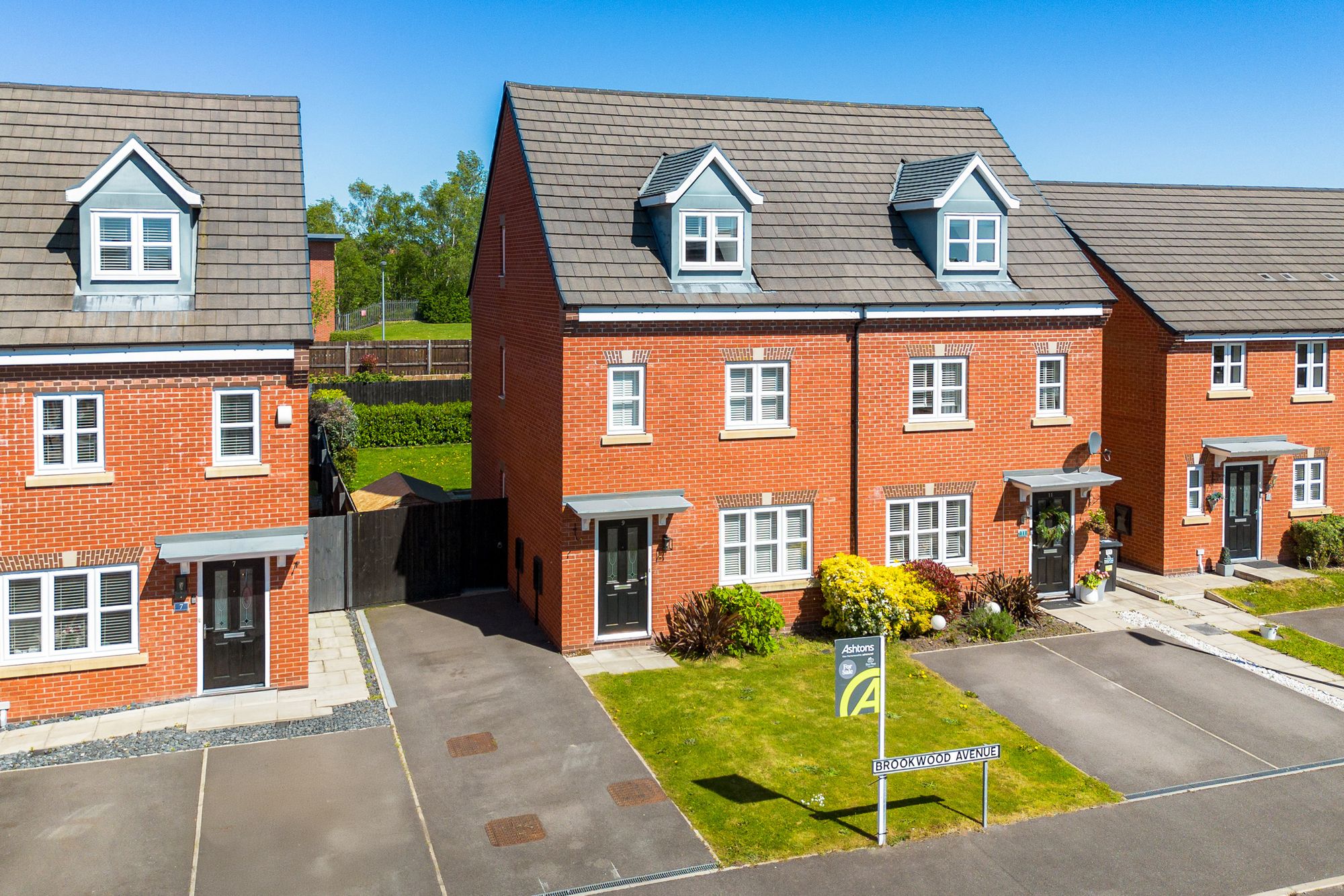 4 bedroom Semi-detached house Under Offer