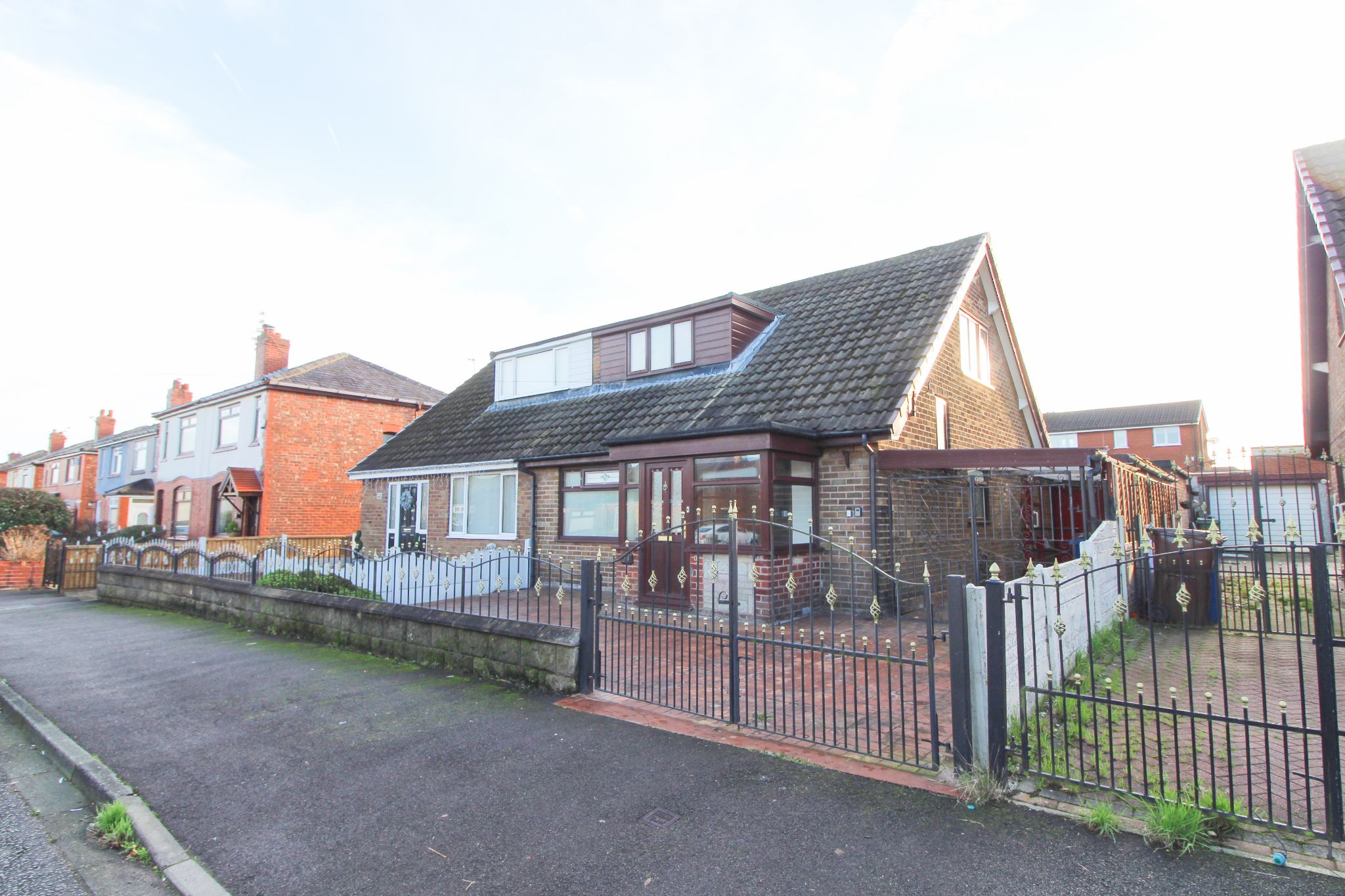 3 bedroom Semi-detached house Under Offer