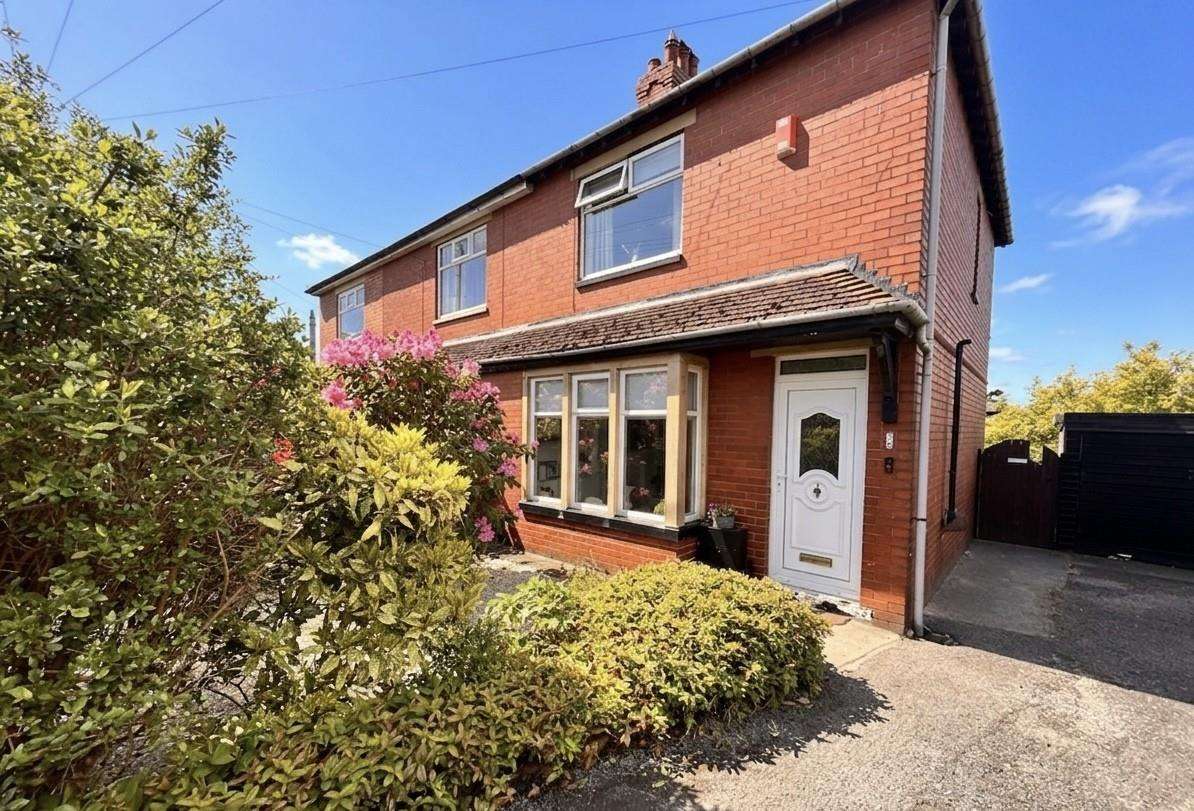 2 bedroom Semi-detached house Under Offer