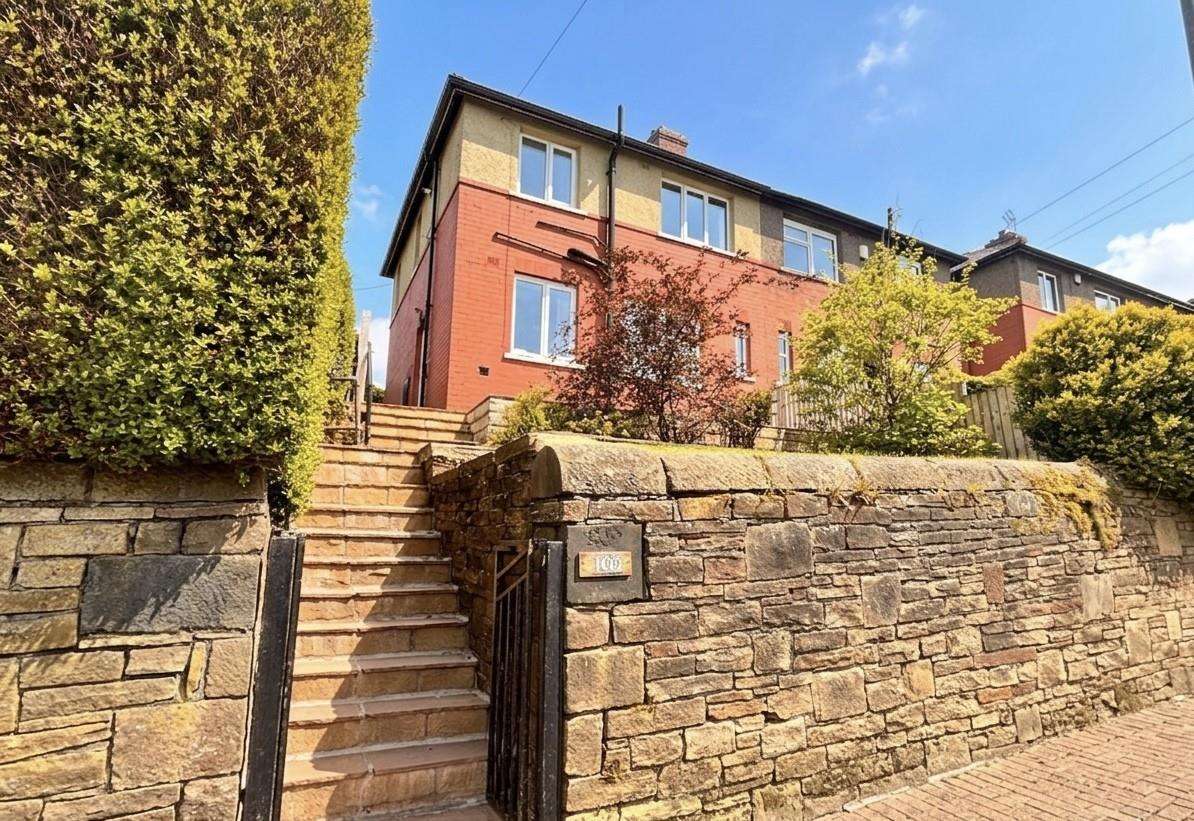 2 bedroom Semi-detached house Under Offer