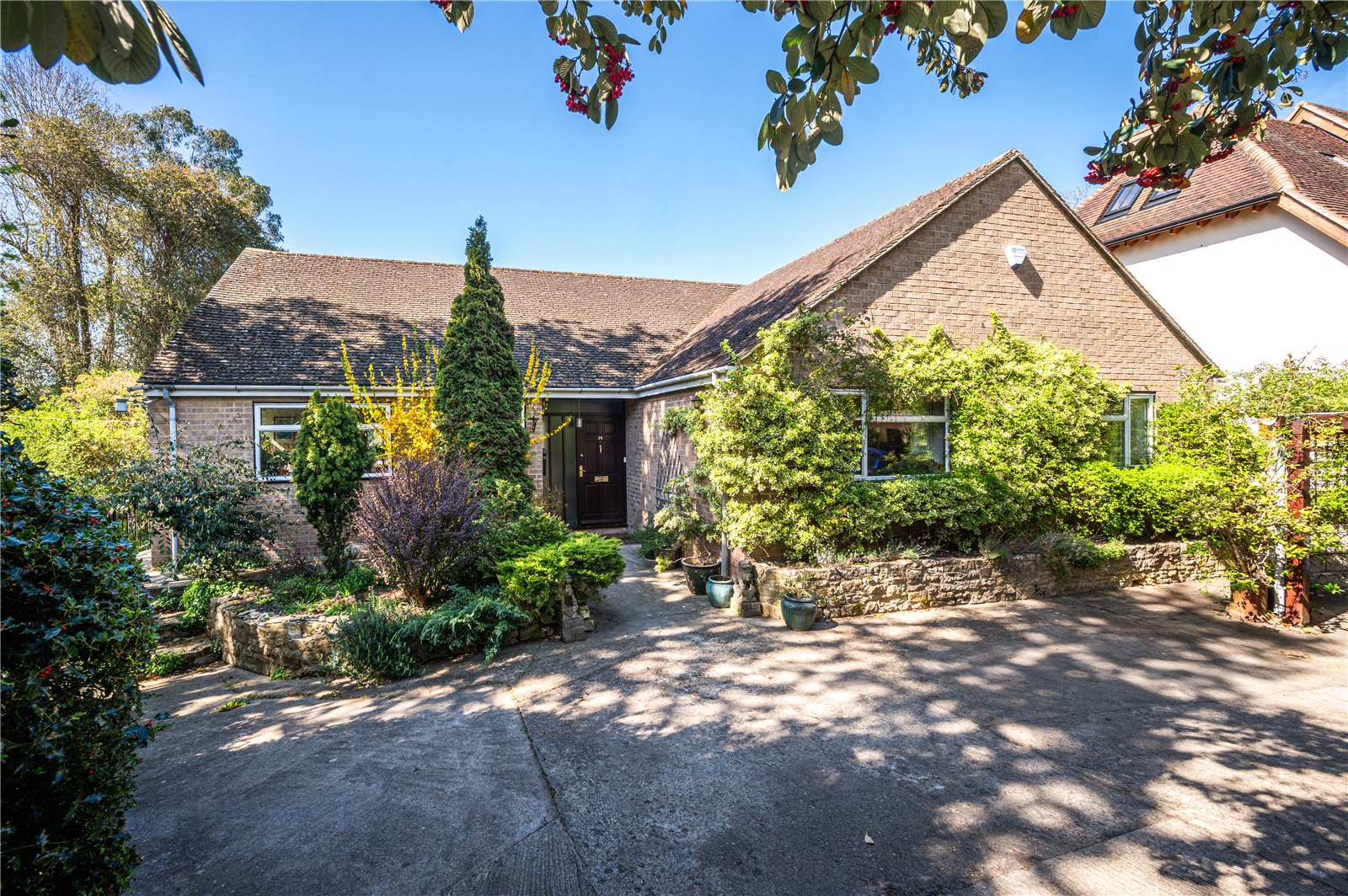 5 bedroom Detached house Under Offer