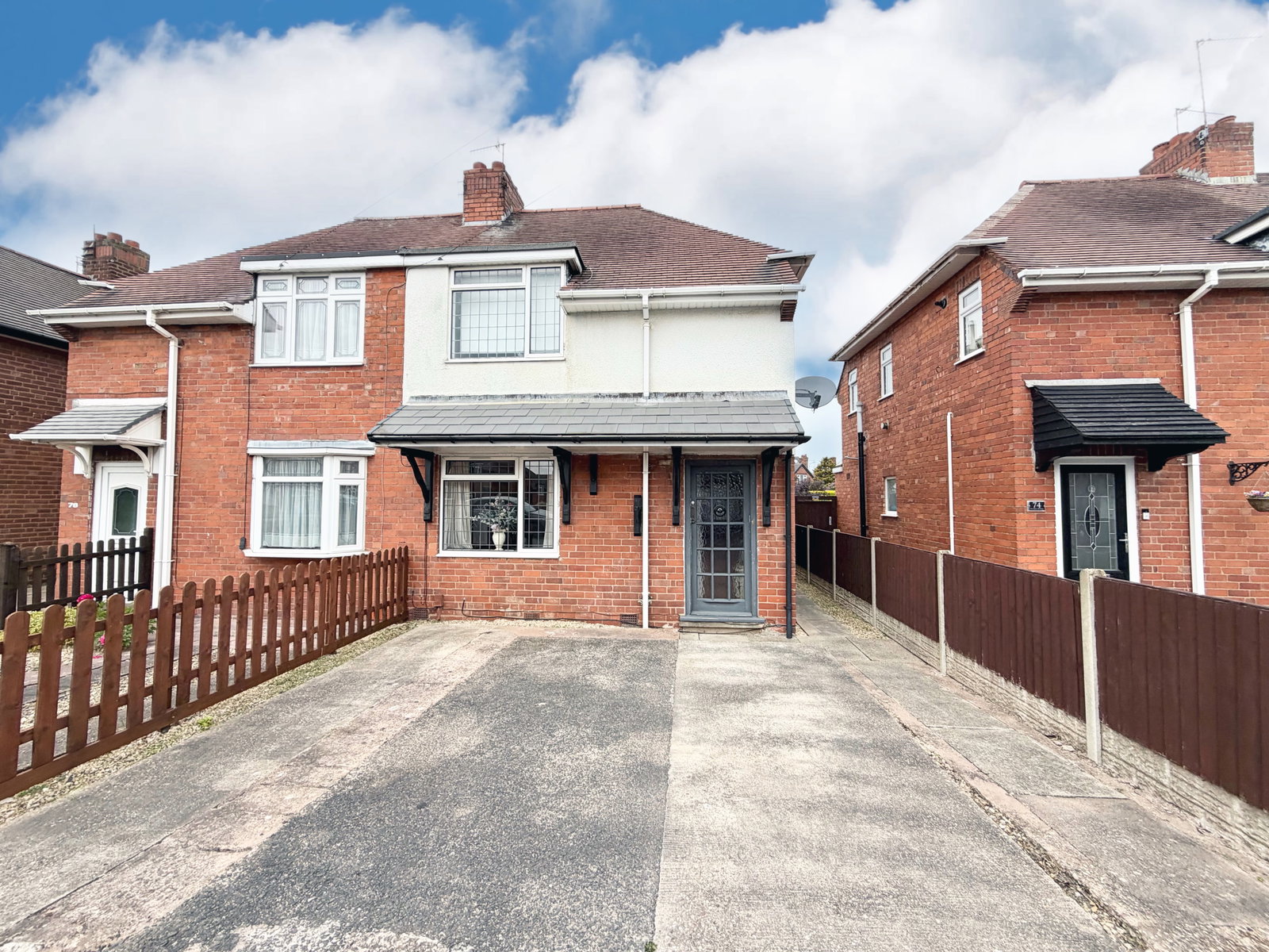 2 bedroom Semi-detached house Under Offer