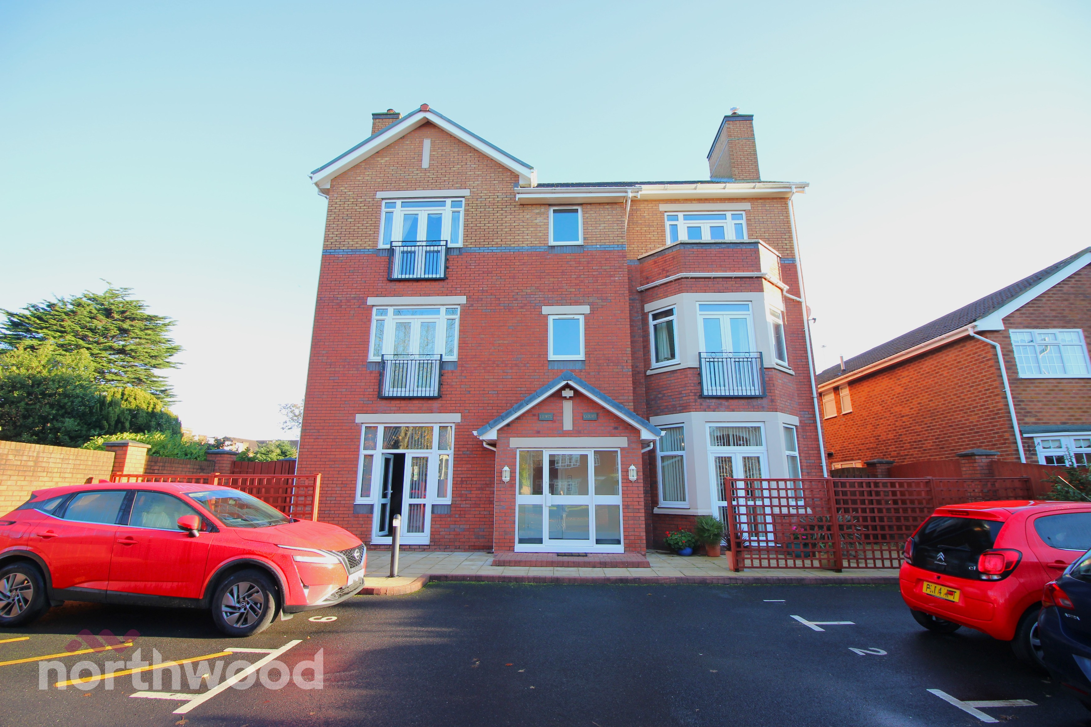 2 bedroom Flat For Sale