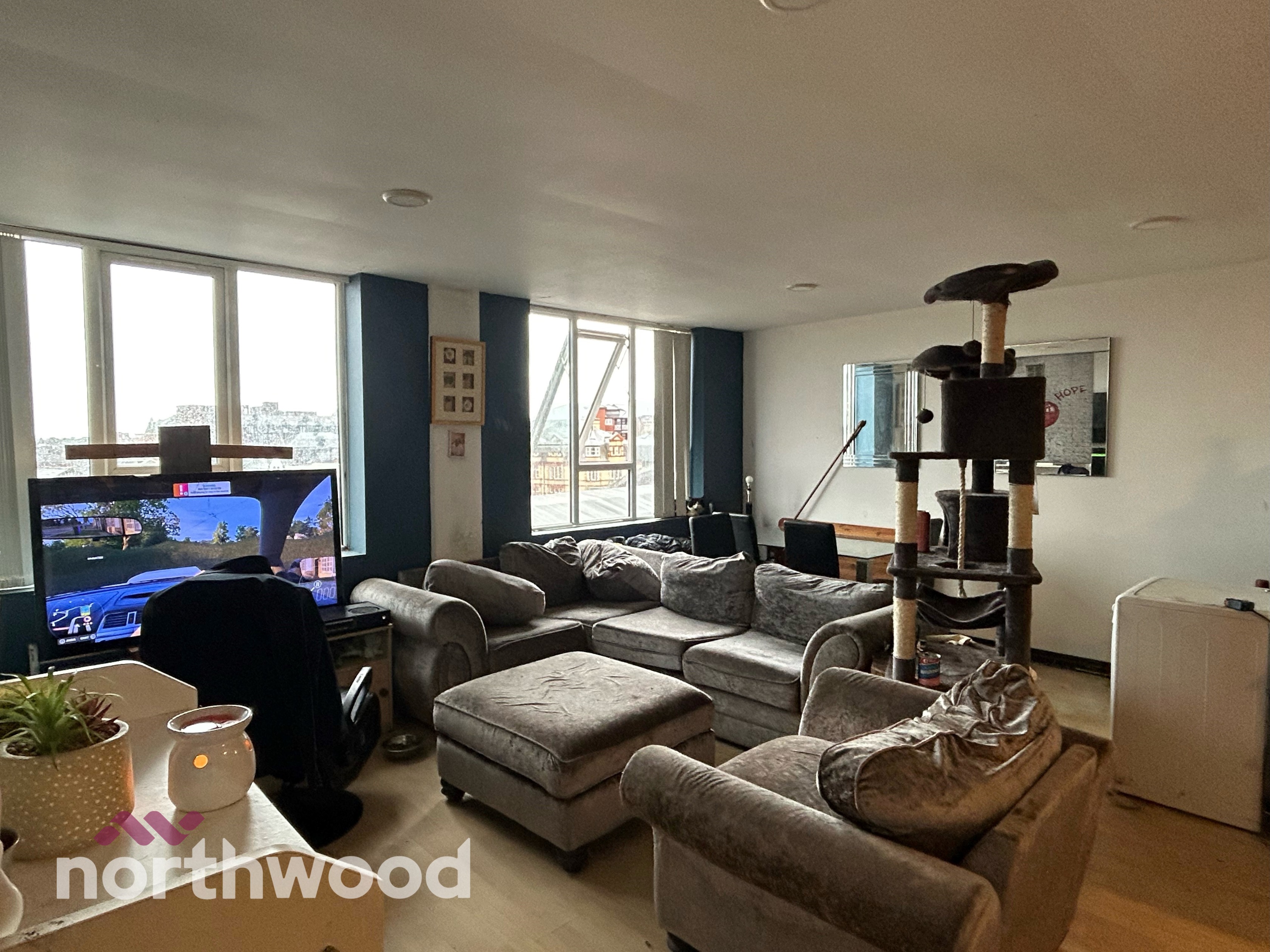 2 bedroom Flat For Sale