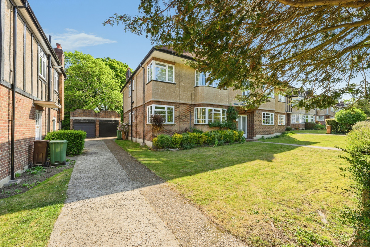 3 bedroom Ground floor flat For Sale