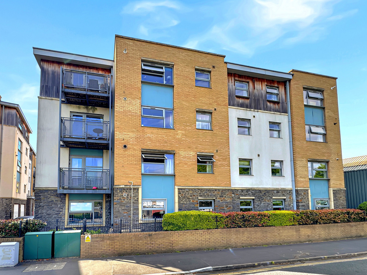 3 bedroom Ground floor flat For Sale