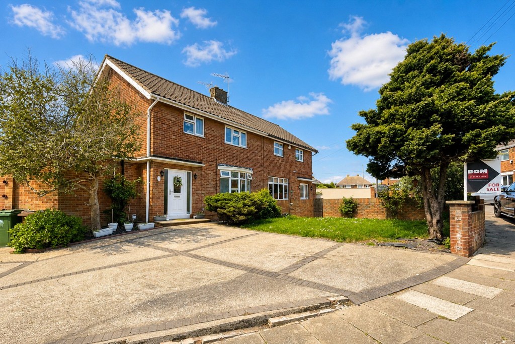 3 bedroom Semi-detached house Under Offer