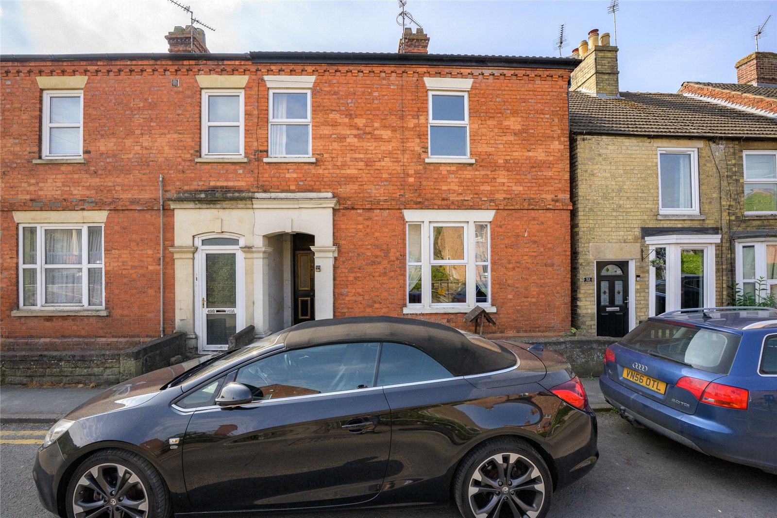 3 bedroom Semi-detached house Under Offer