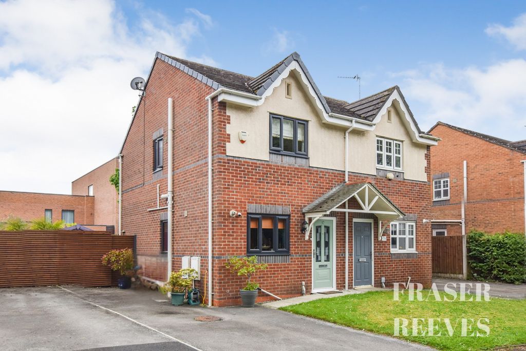 2 bedroom Semi-detached house Under Offer