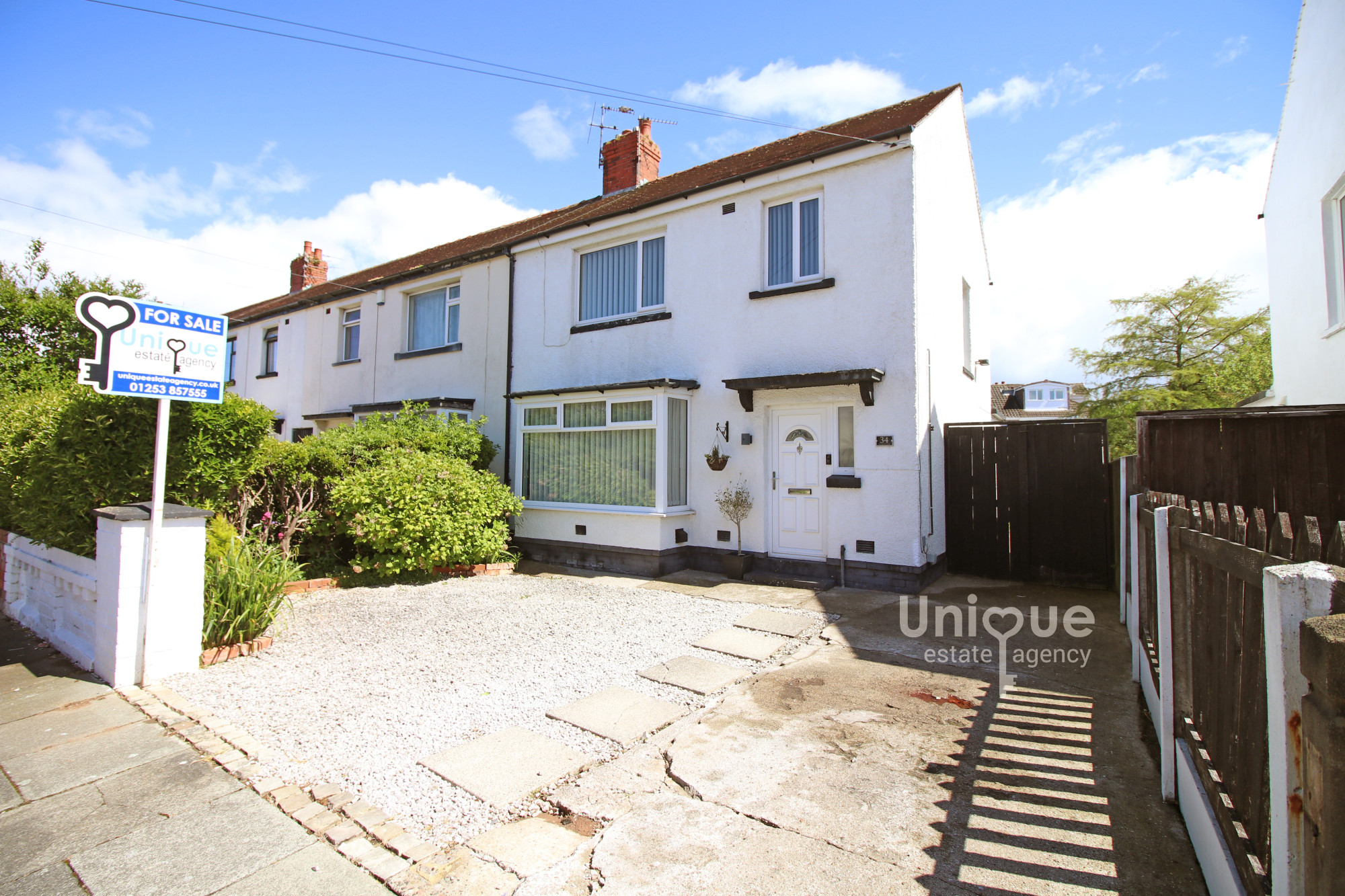 3 bedroom Semi-detached house Under Offer