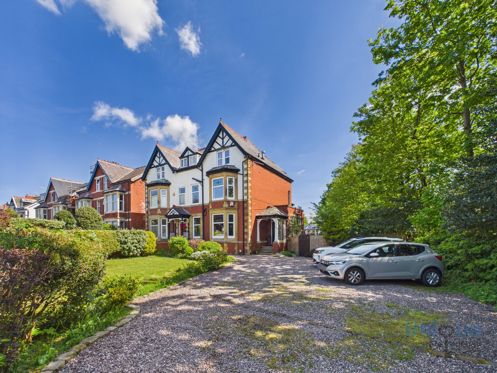 5 bedroom Semi-detached house Under Offer