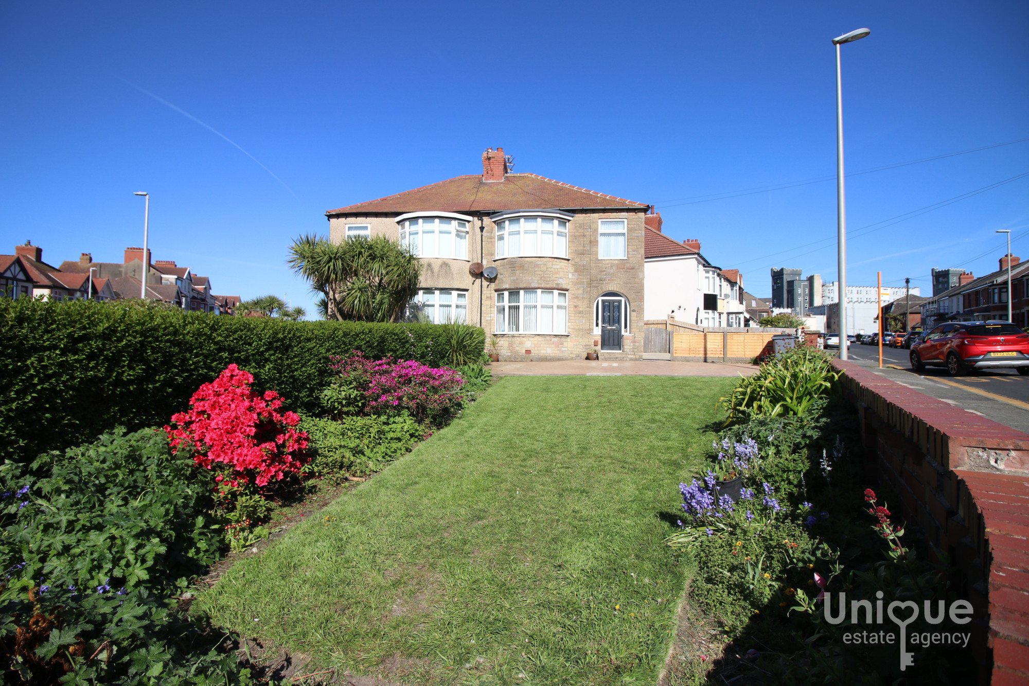 3 bedroom Semi-detached house Under Offer