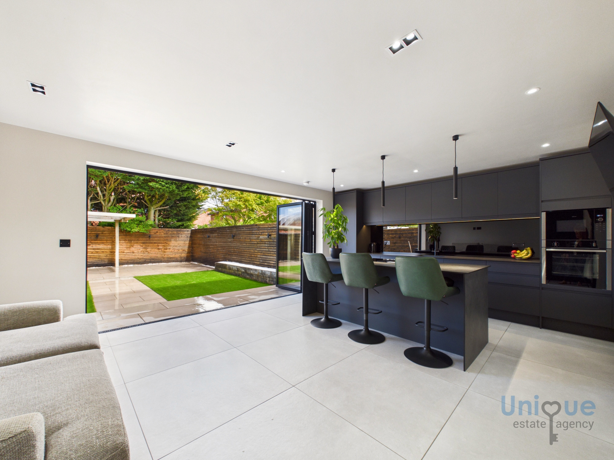 3 bedroom Semi-detached house Under Offer