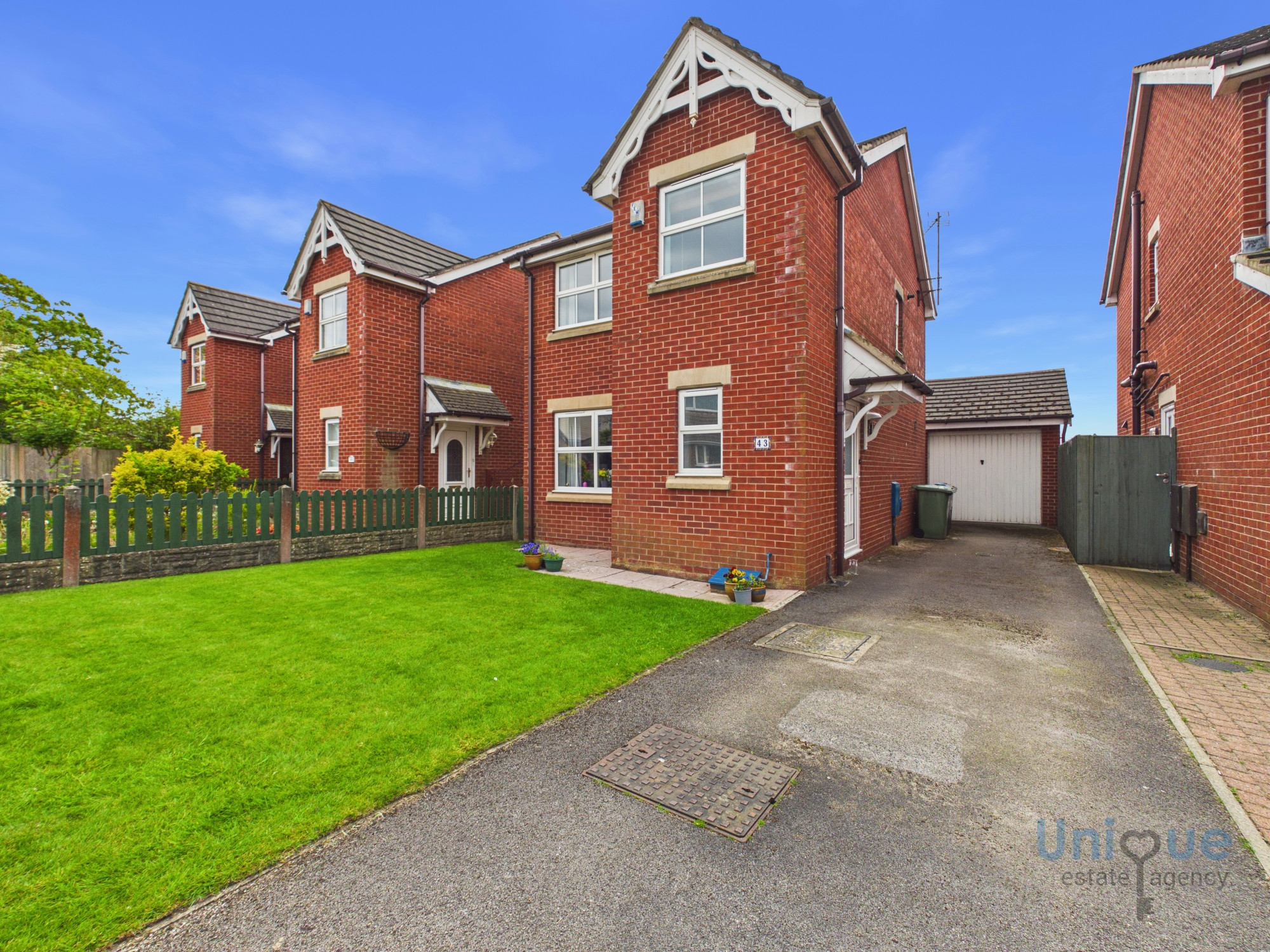 3 bedroom Detached house For Sale