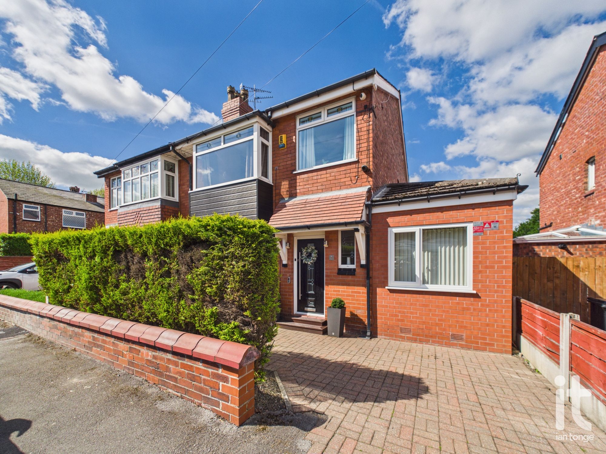3 bedroom Semi-detached house Sold