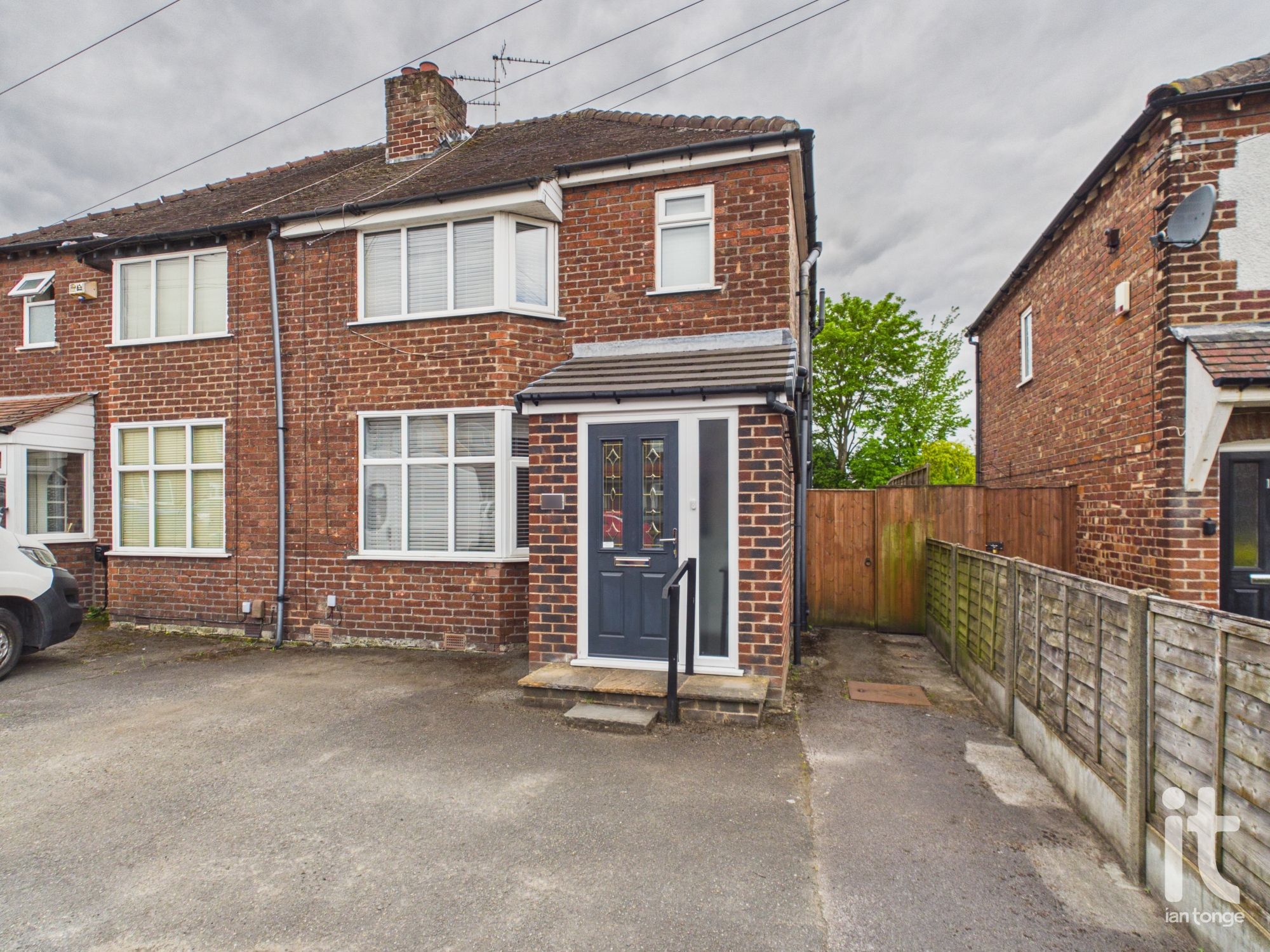 3 bedroom Semi-detached house Under Offer