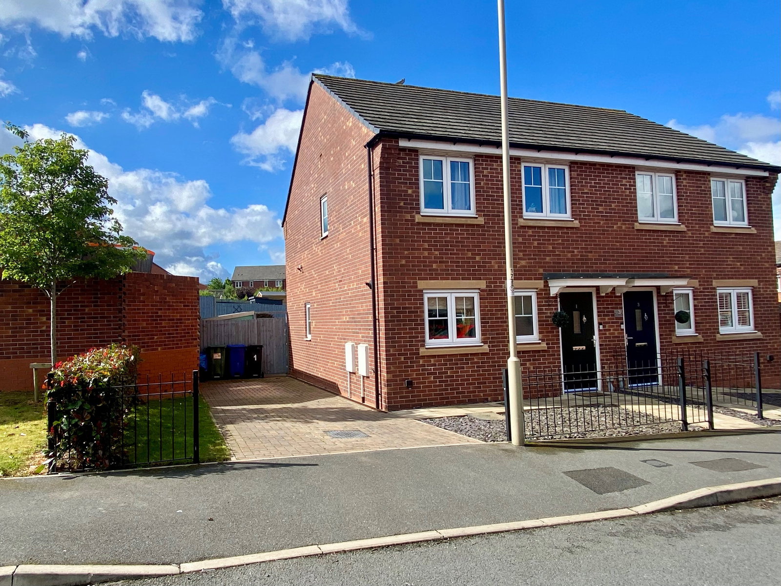 3 bedroom Semi-detached house Under Offer