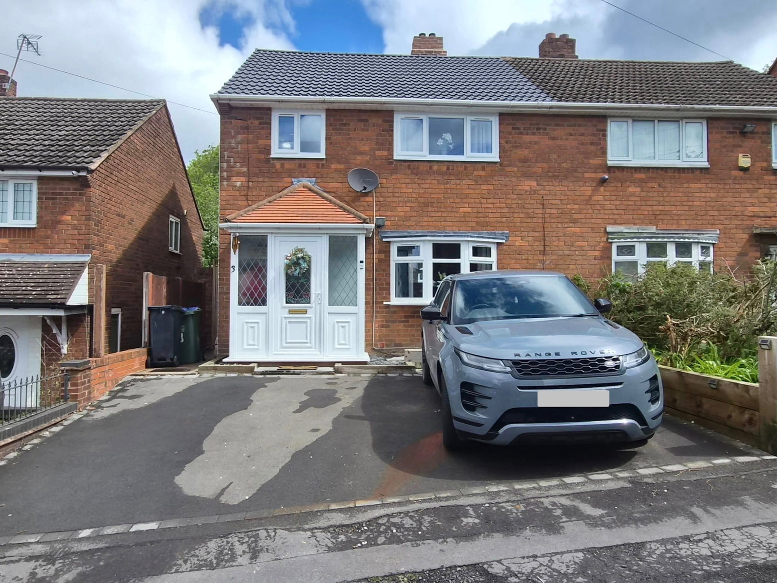3 bedroom Semi-detached house Under Offer