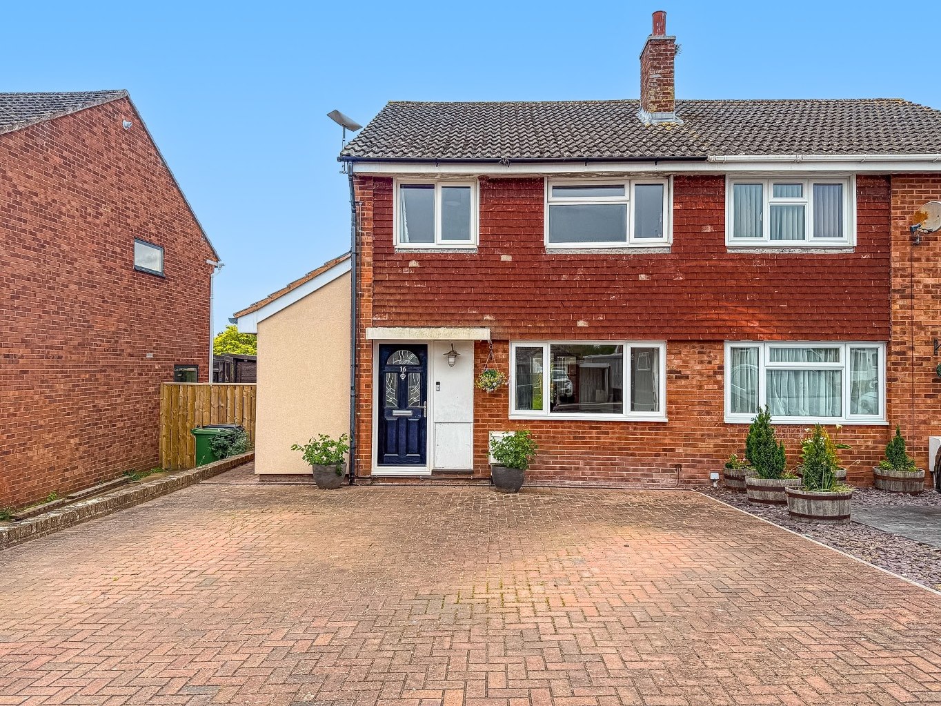 3 bedroom Semi-detached house Under Offer