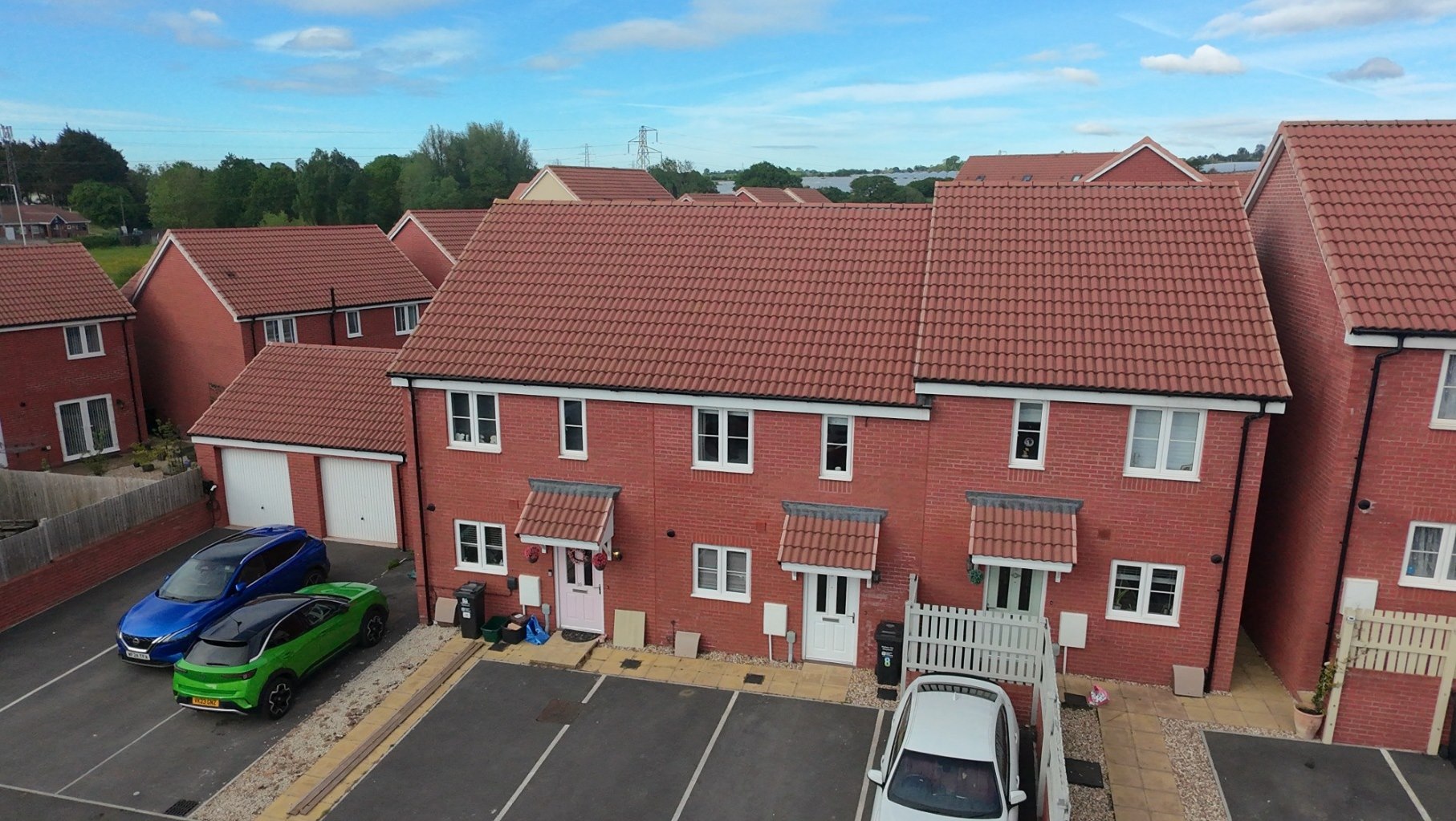 2 bedroom Semi-detached house Under Offer