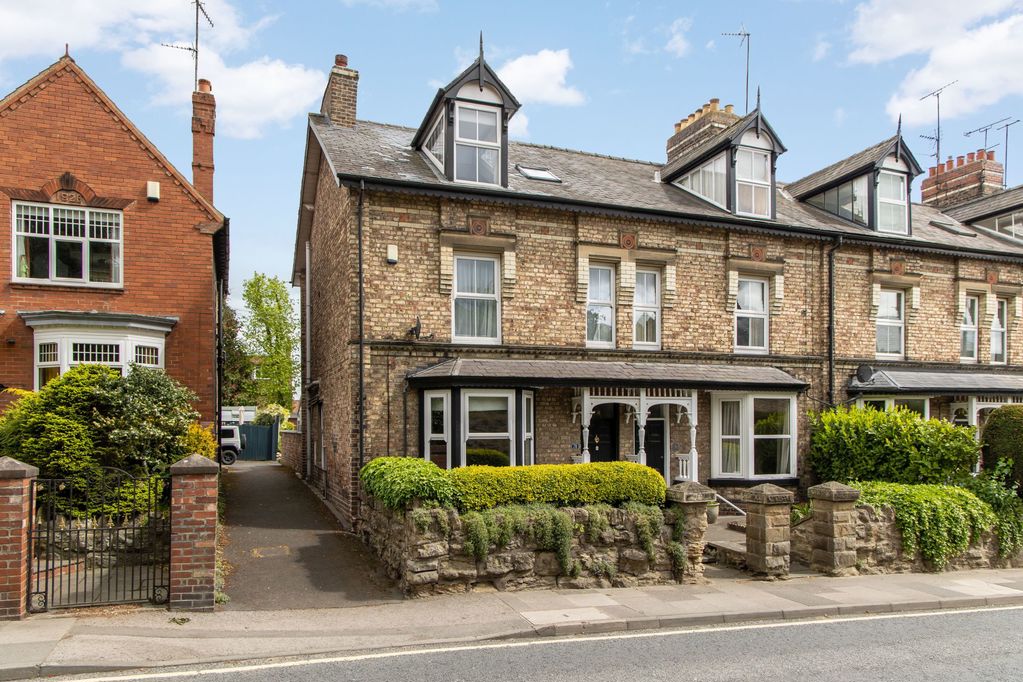4 bedroom End of terrace house For Sale