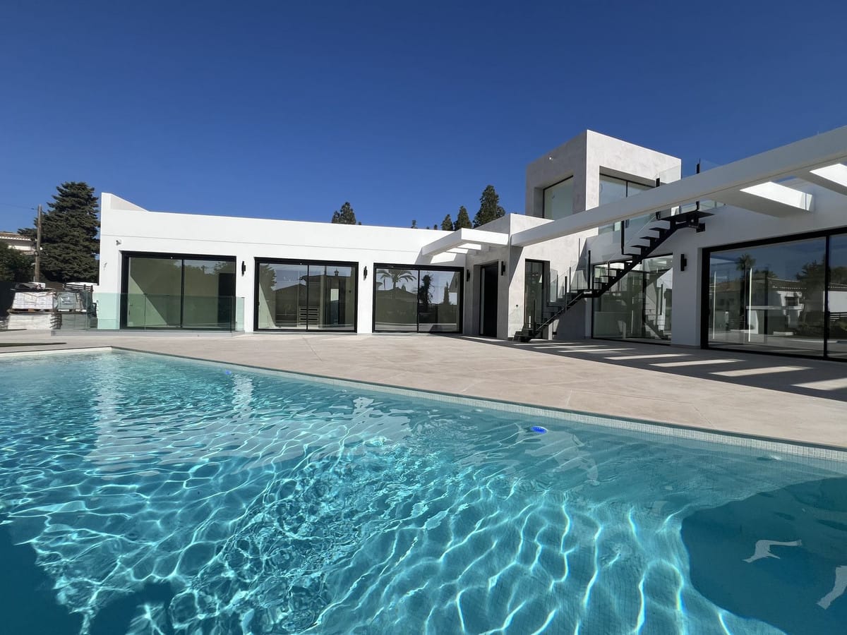 5 bedroom Villa For Sale