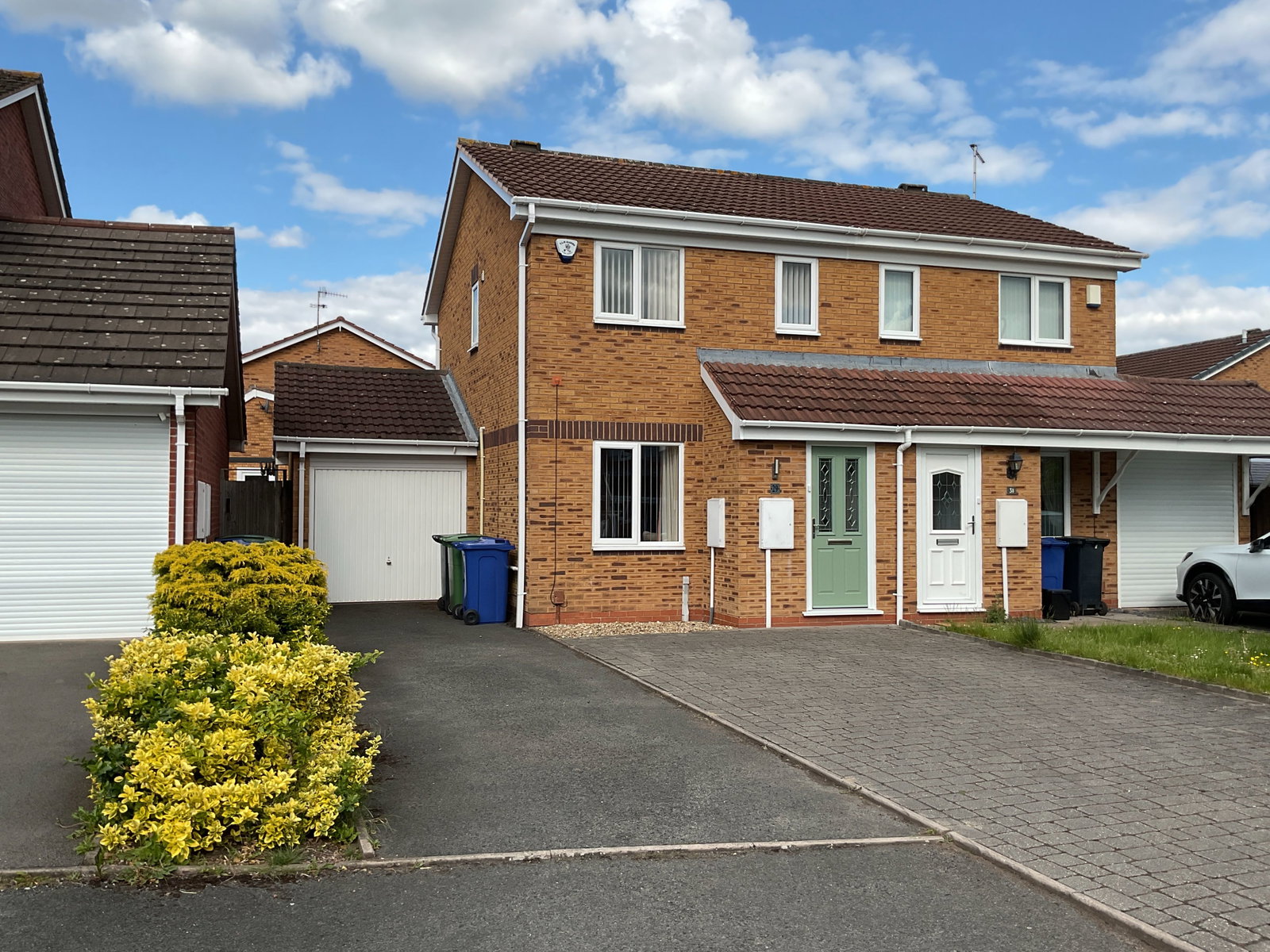 2 bedroom Semi-detached house Under Offer