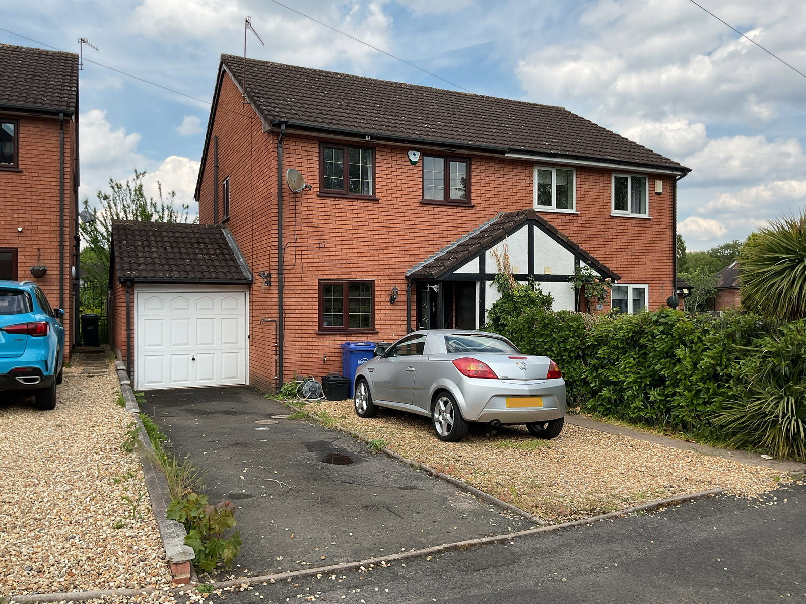 3 bedroom Semi-detached house Under Offer