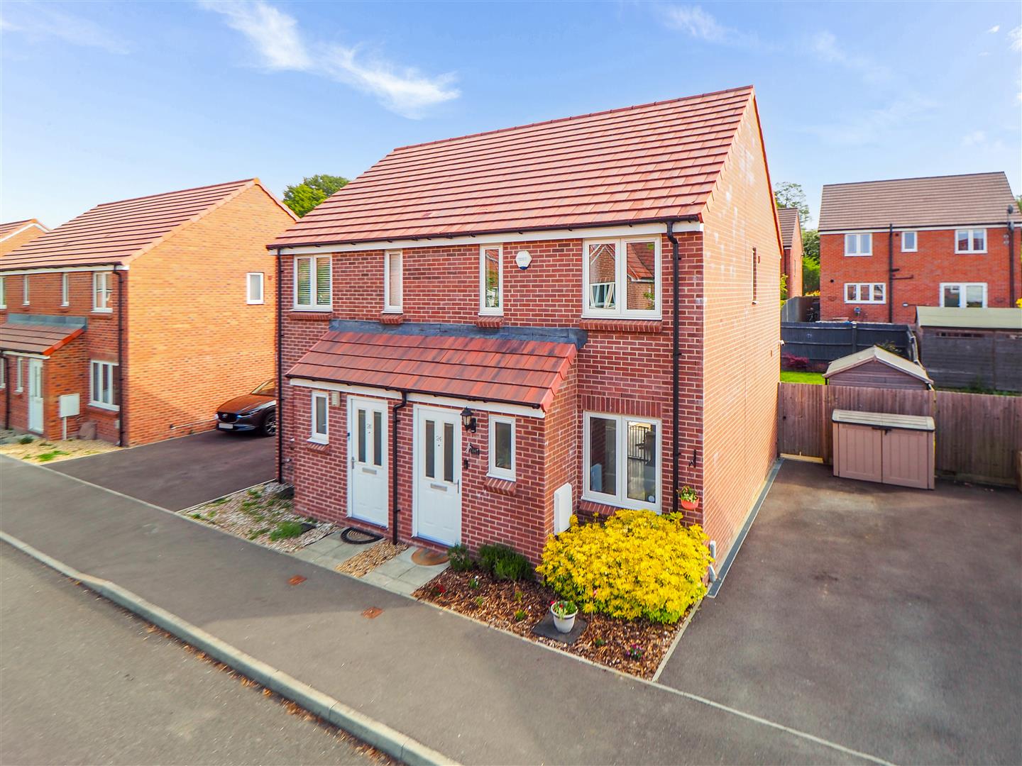 2 bedroom Semi-detached house Under Offer