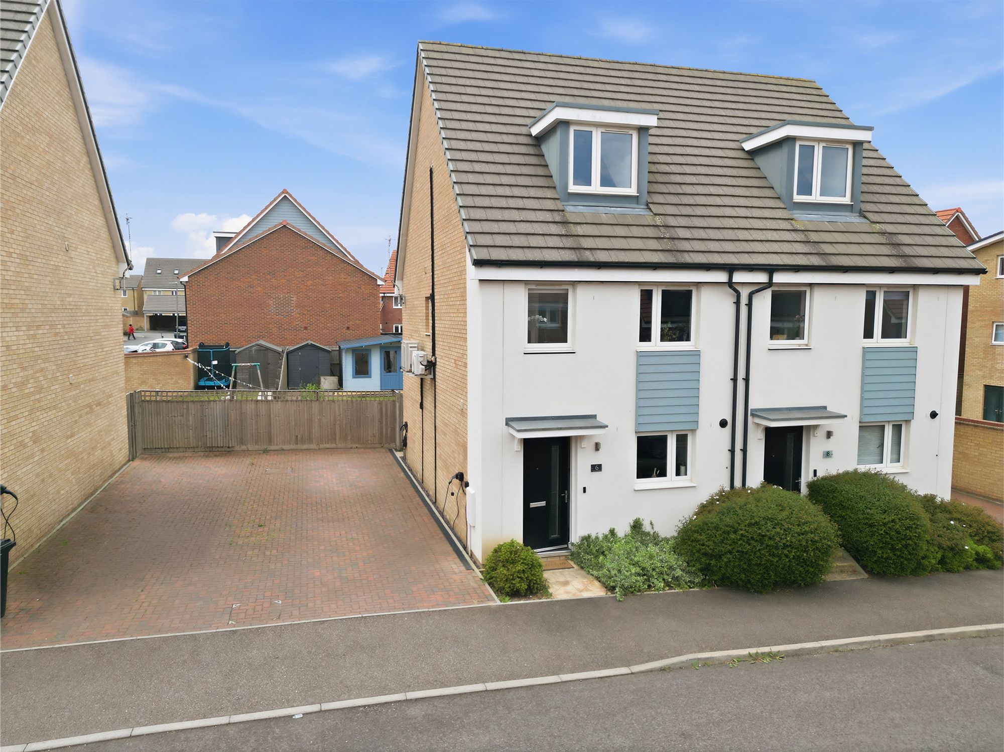 3 bedroom Semi-detached house Under Offer
