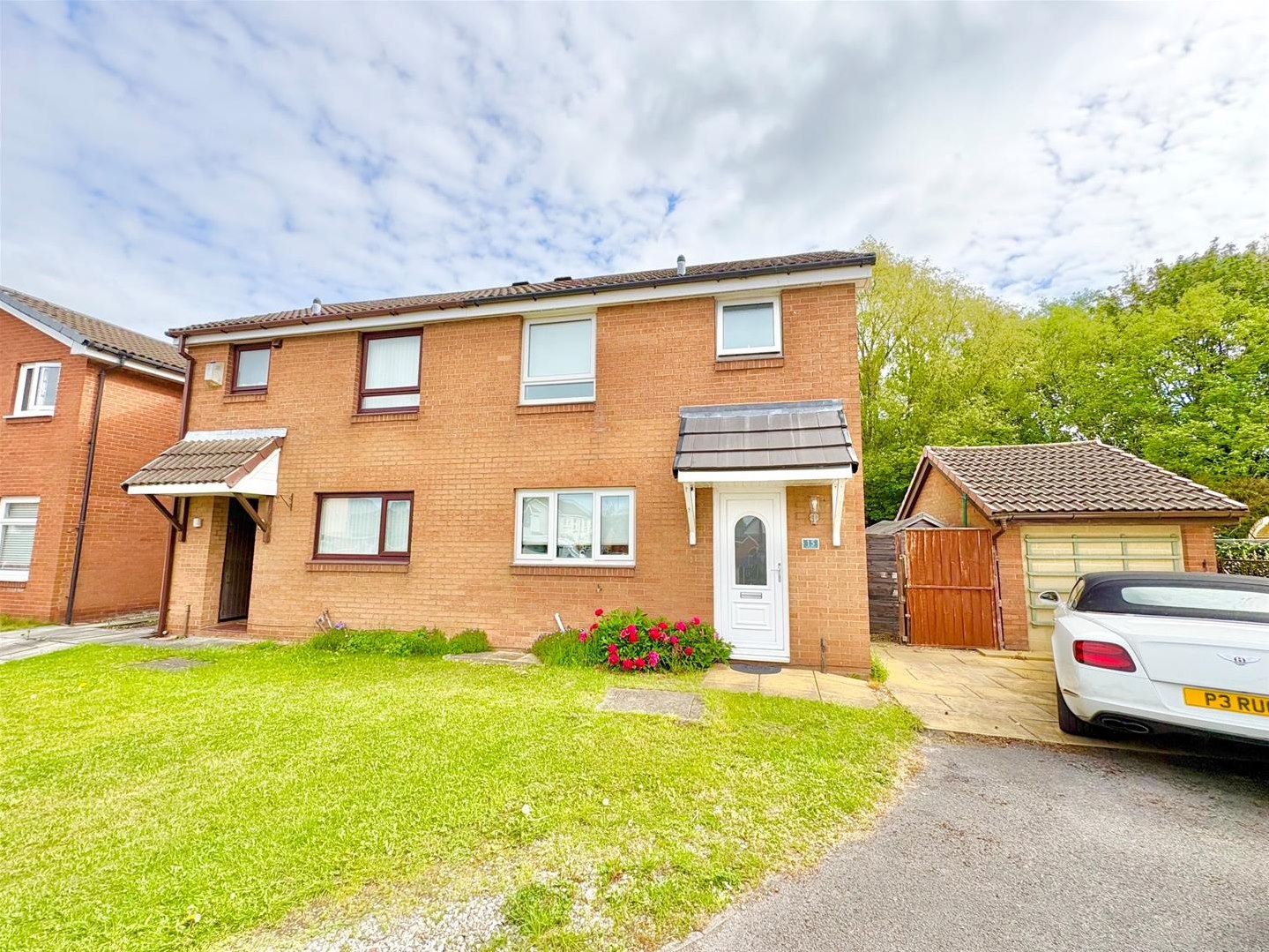 2 bedroom Semi-detached house Under Offer
