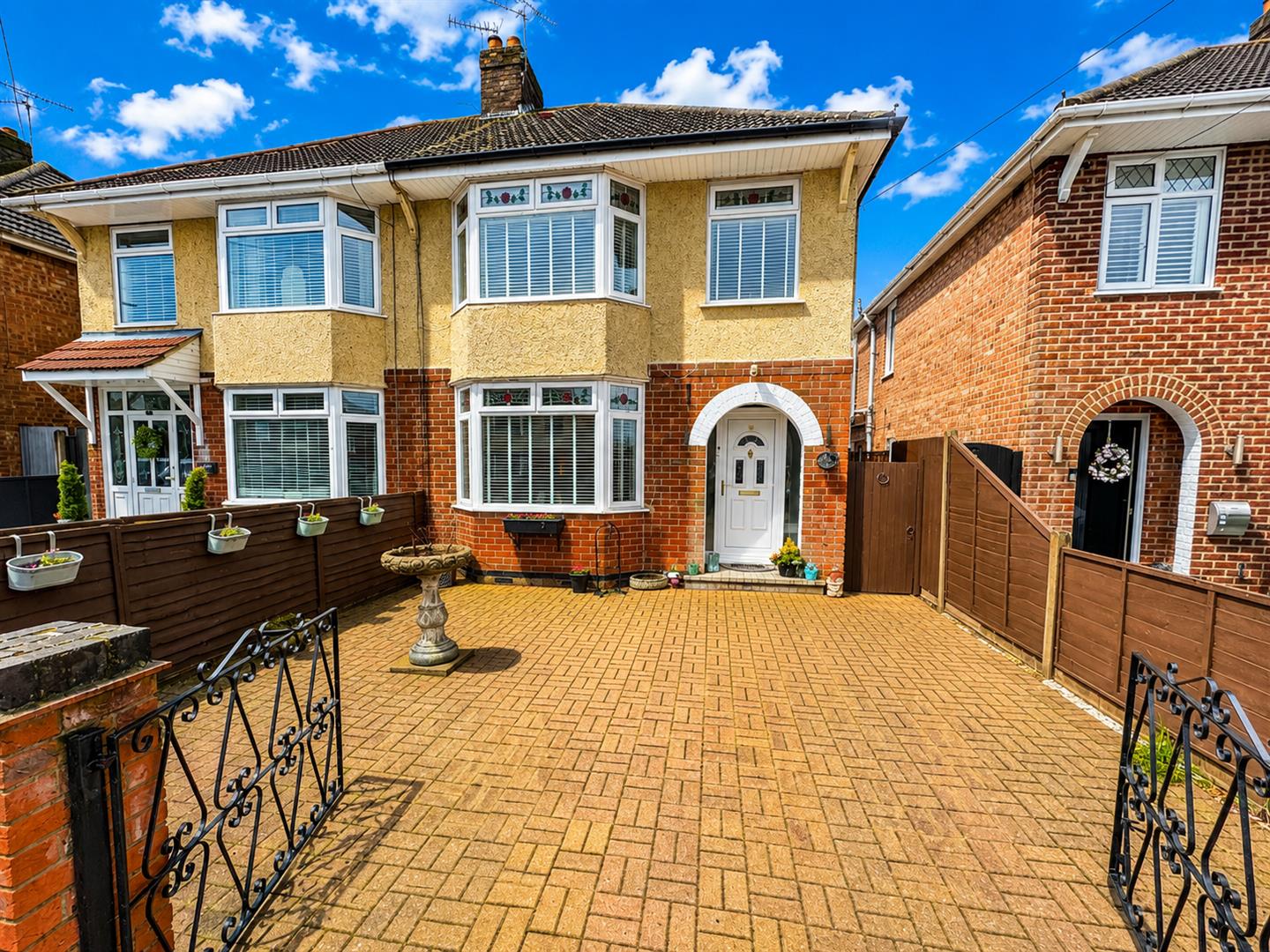 3 bedroom Semi-detached house Under Offer