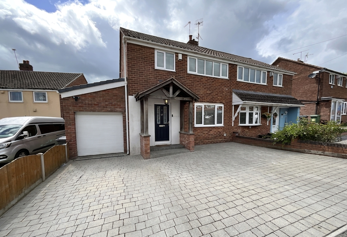 3 bedroom Semi-detached house Under Offer
