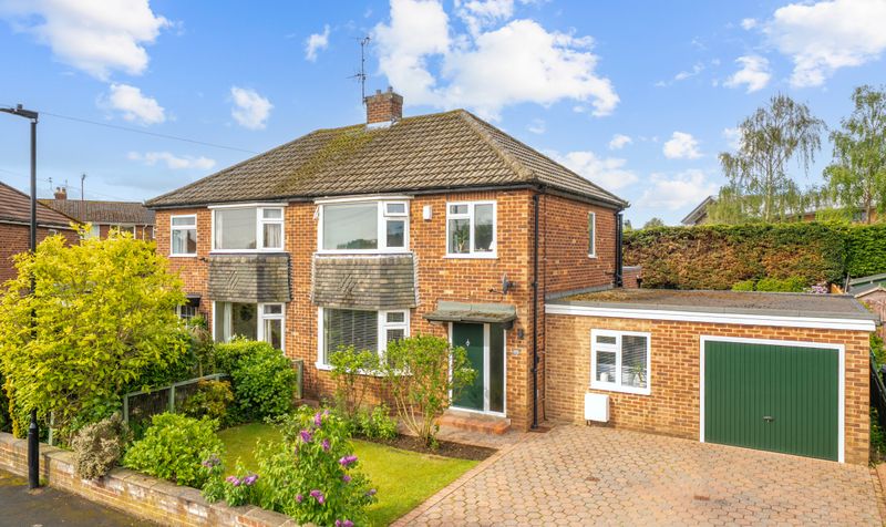 3 bedroom Semi-detached house Under Offer