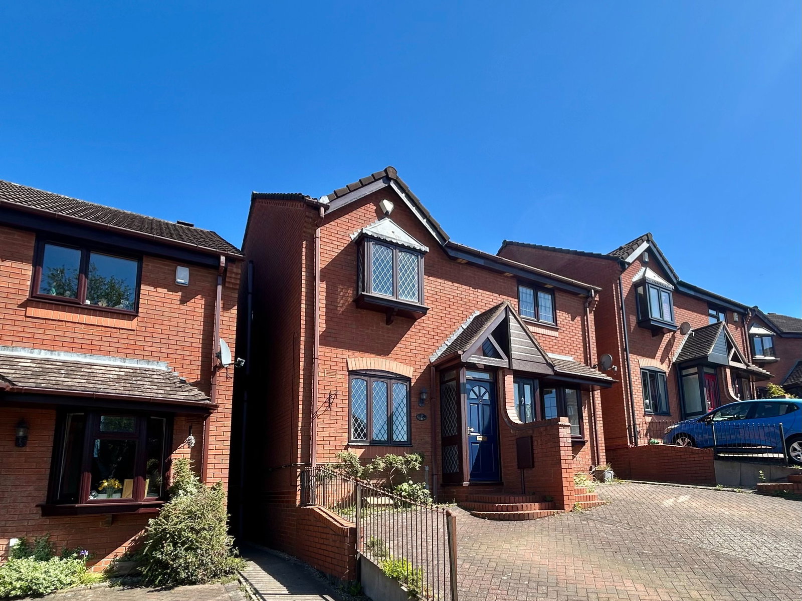 2 bedroom Semi-detached house Under Offer