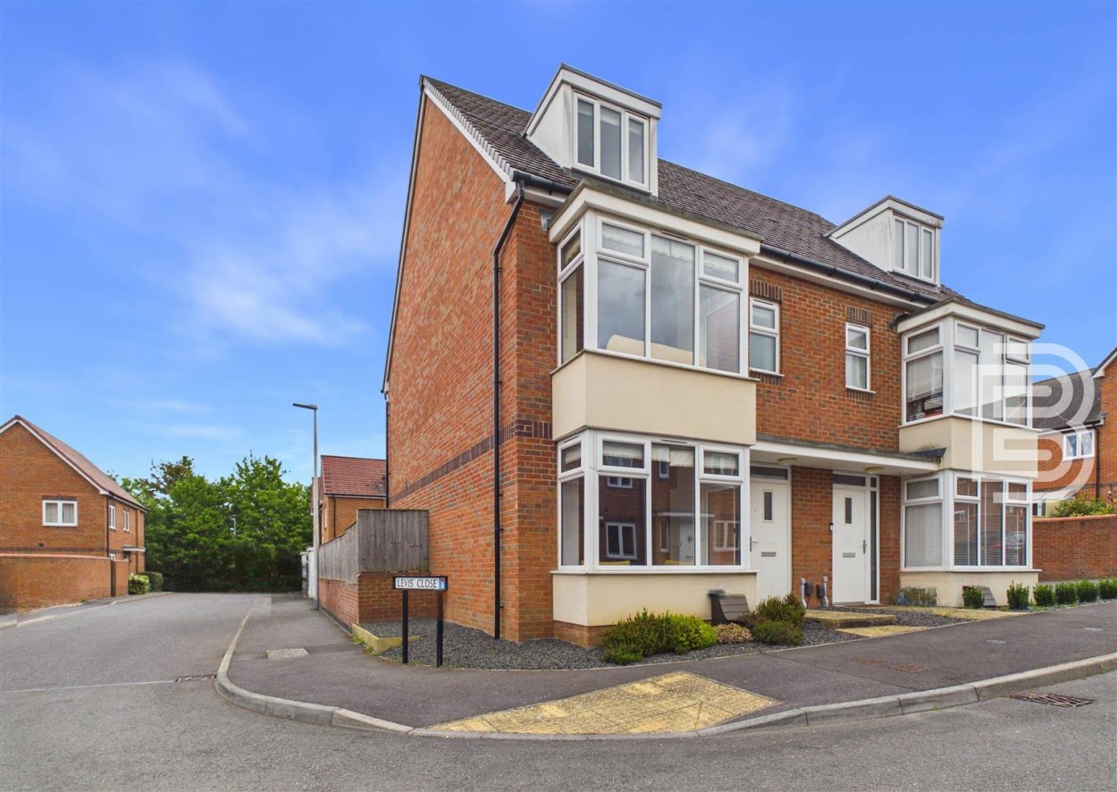4 bedroom Semi-detached house For Sale