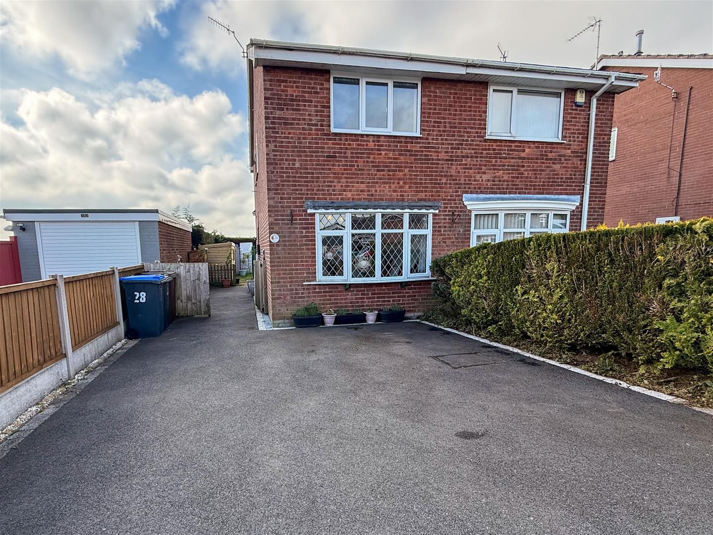 2 bedroom Semi-detached house Under Offer