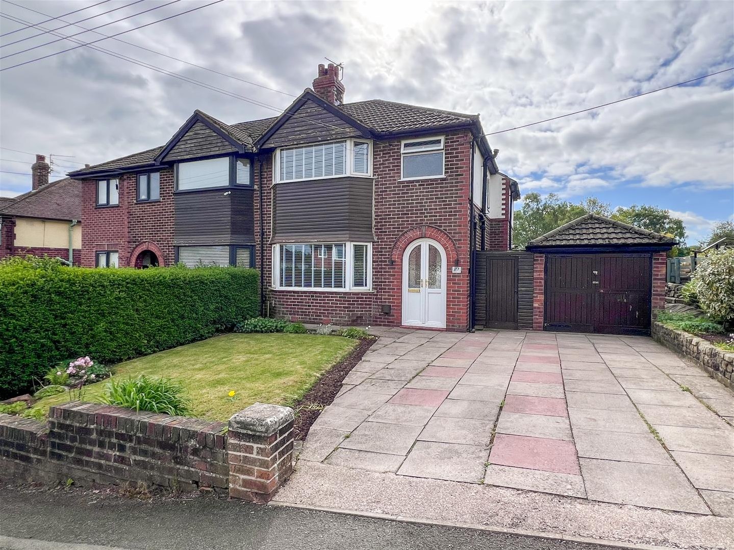 3 bedroom Semi-detached house Under Offer