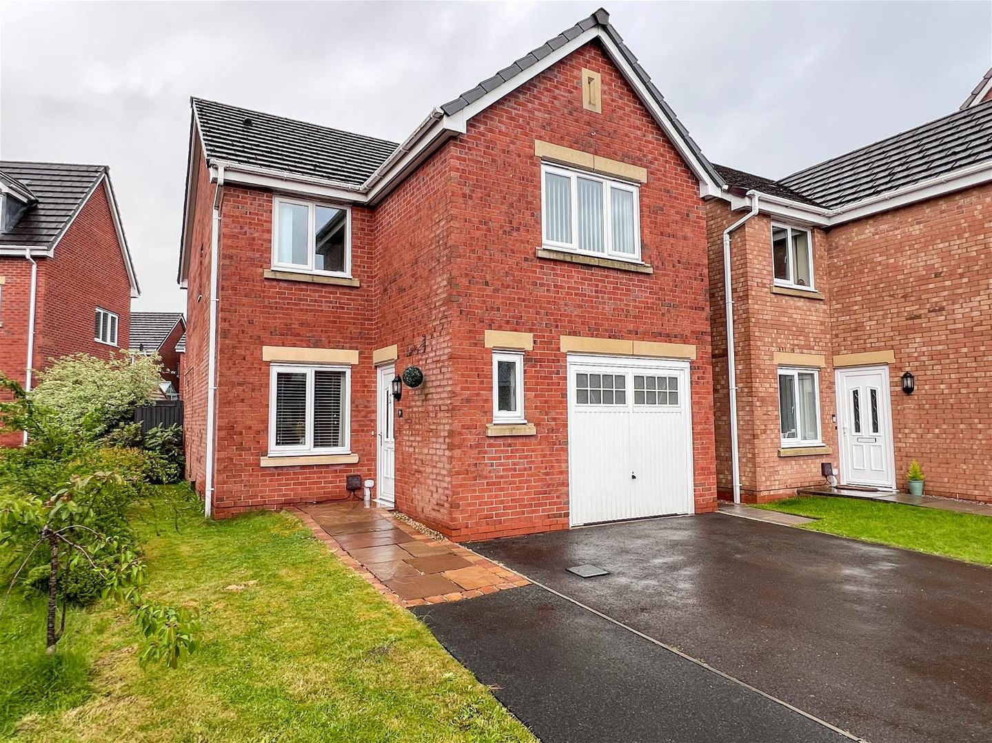 4 bedroom Link detached house Under Offer